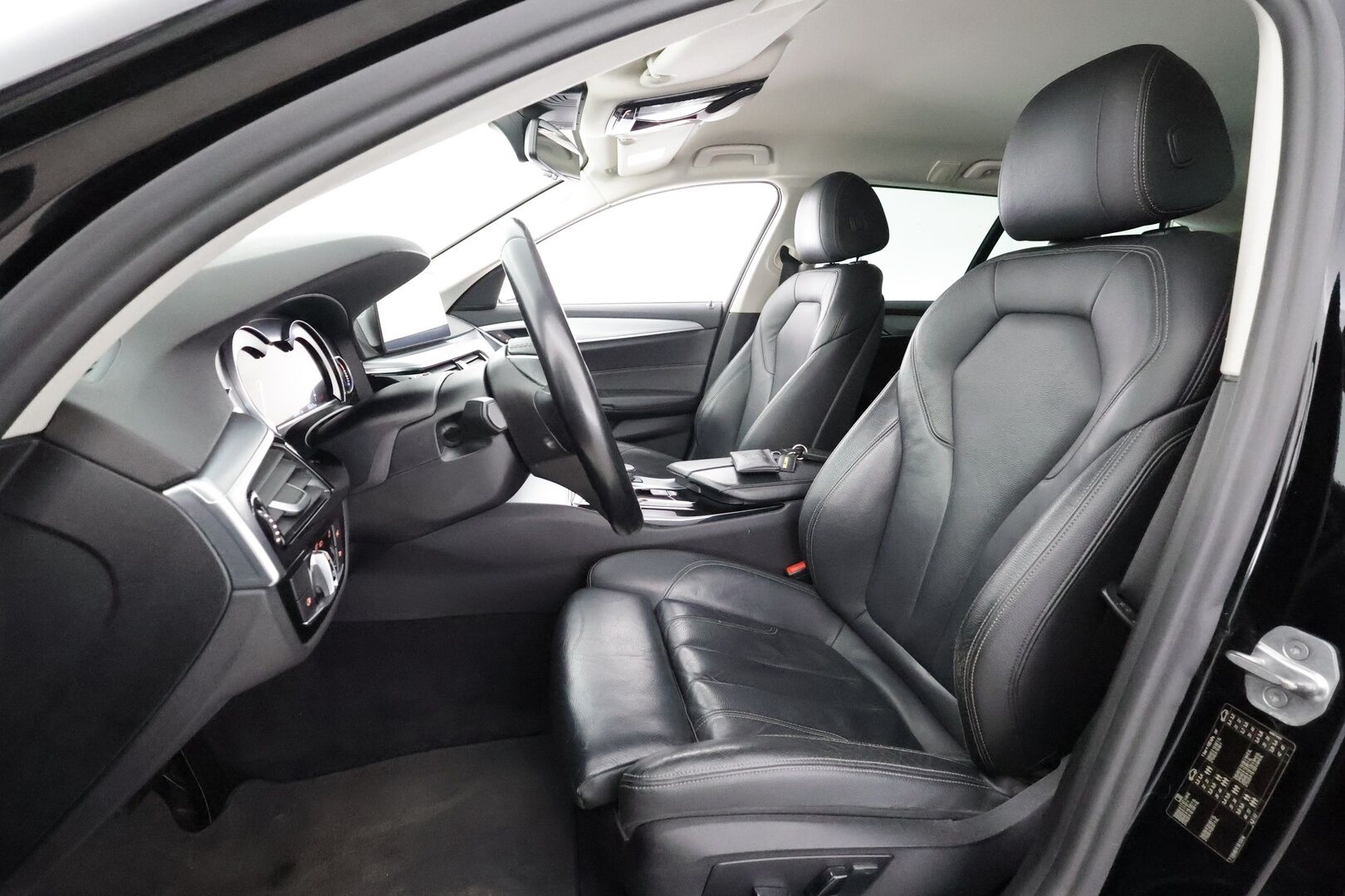 BMW 530 2018 G31 Touring 530d A Business * Webasto / Koukku / ACC / Adapt.LED / P.Kamera / HUD / HiFi / Sportnahat * - Kahdet renkaat aluvanteilla / Merkkihuollot