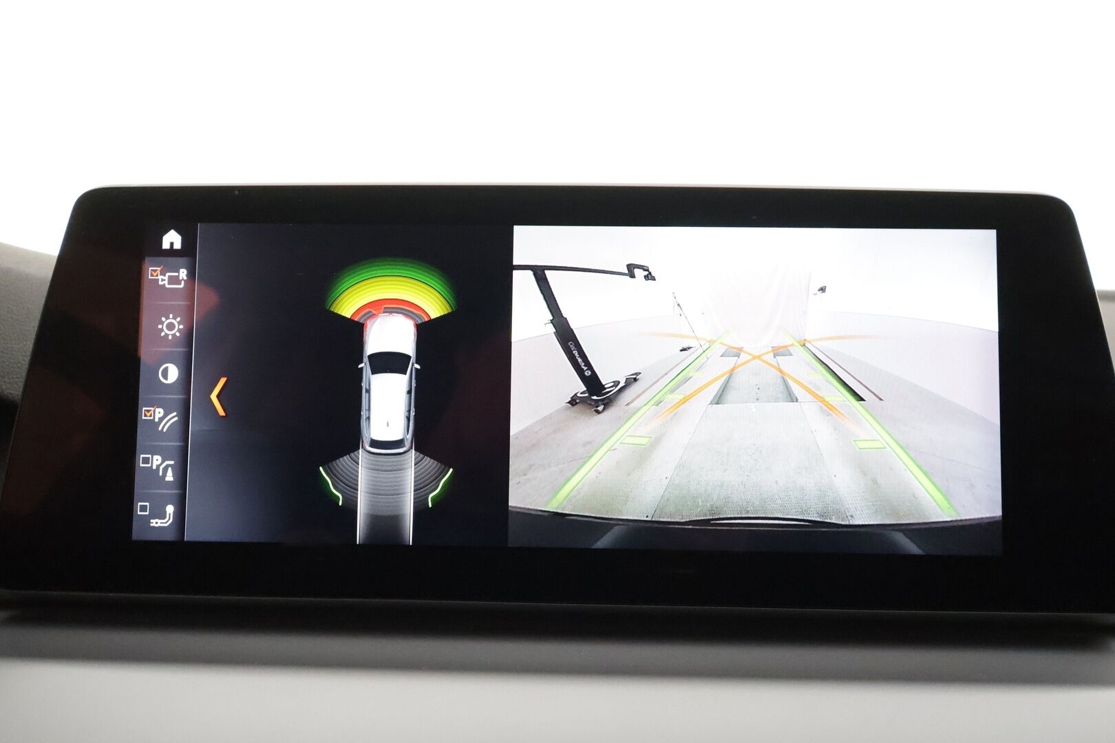 BMW 530 2018 G31 Touring 530d A Business * Webasto / Koukku / ACC / Adapt.LED / P.Kamera / HUD / HiFi / Sportnahat * - Kahdet renkaat aluvanteilla / Merkkihuollot