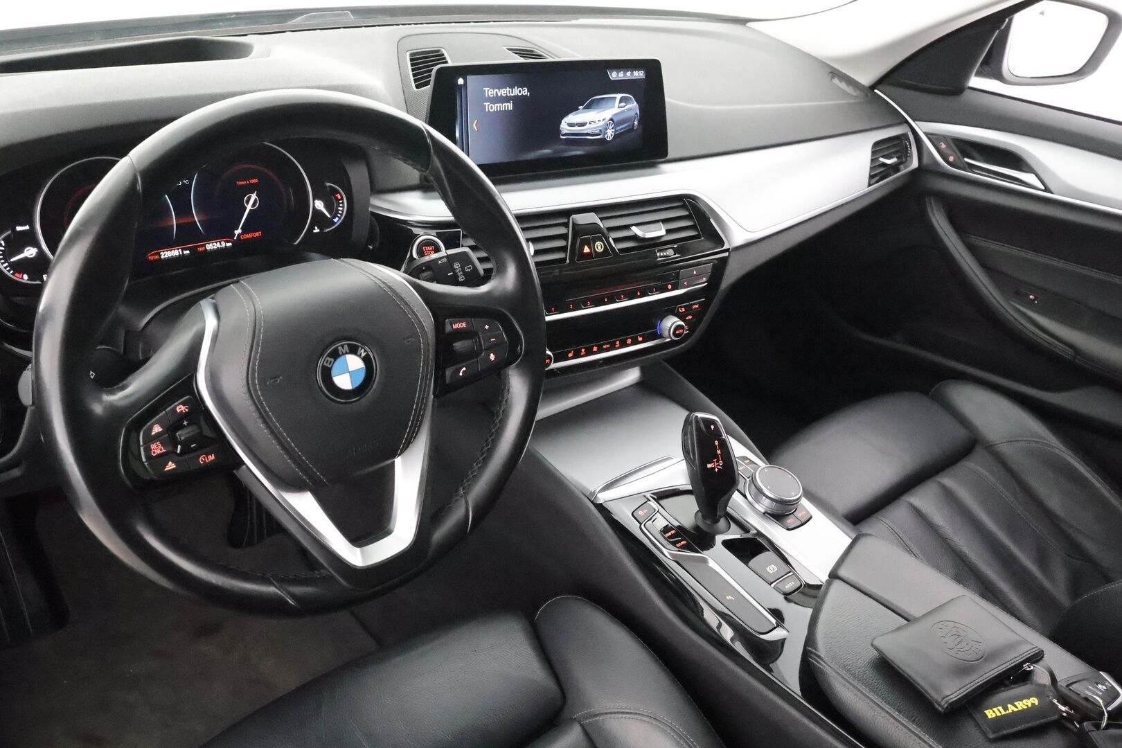 BMW 530 2018 G31 Touring 530d A Business * Webasto / Koukku / ACC / Adapt.LED / P.Kamera / HUD / HiFi / Sportnahat * - Kahdet renkaat aluvanteilla / Merkkihuollot