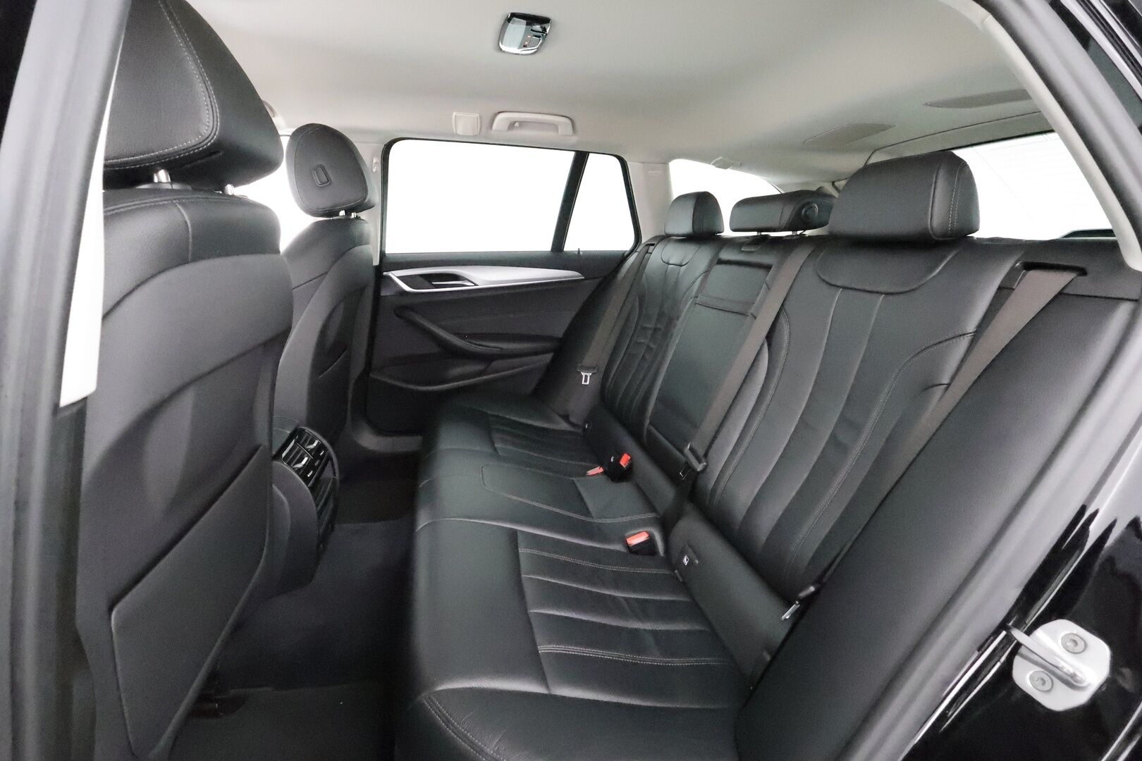 BMW 530 2018 G31 Touring 530d A Business * Webasto / Koukku / ACC / Adapt.LED / P.Kamera / HUD / HiFi / Sportnahat * - Kahdet renkaat aluvanteilla / Merkkihuollot