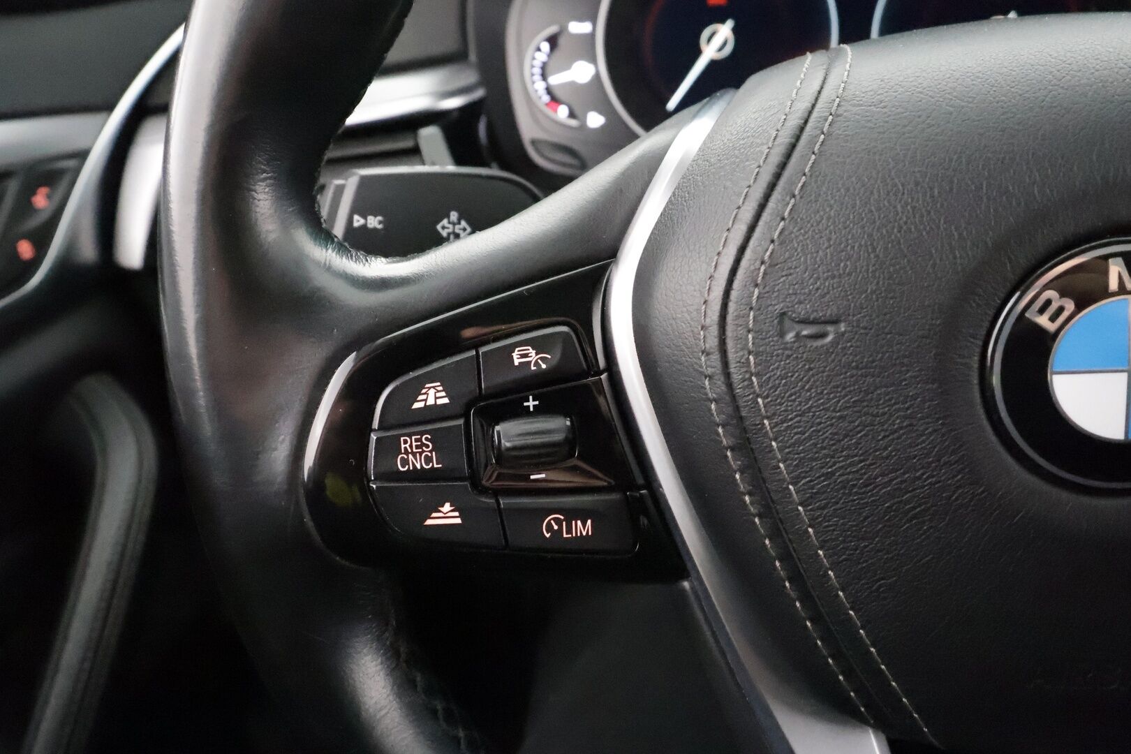 BMW 530 2018 G31 Touring 530d A Business * Webasto / Koukku / ACC / Adapt.LED / P.Kamera / HUD / HiFi / Sportnahat * - Kahdet renkaat aluvanteilla / Merkkihuollot