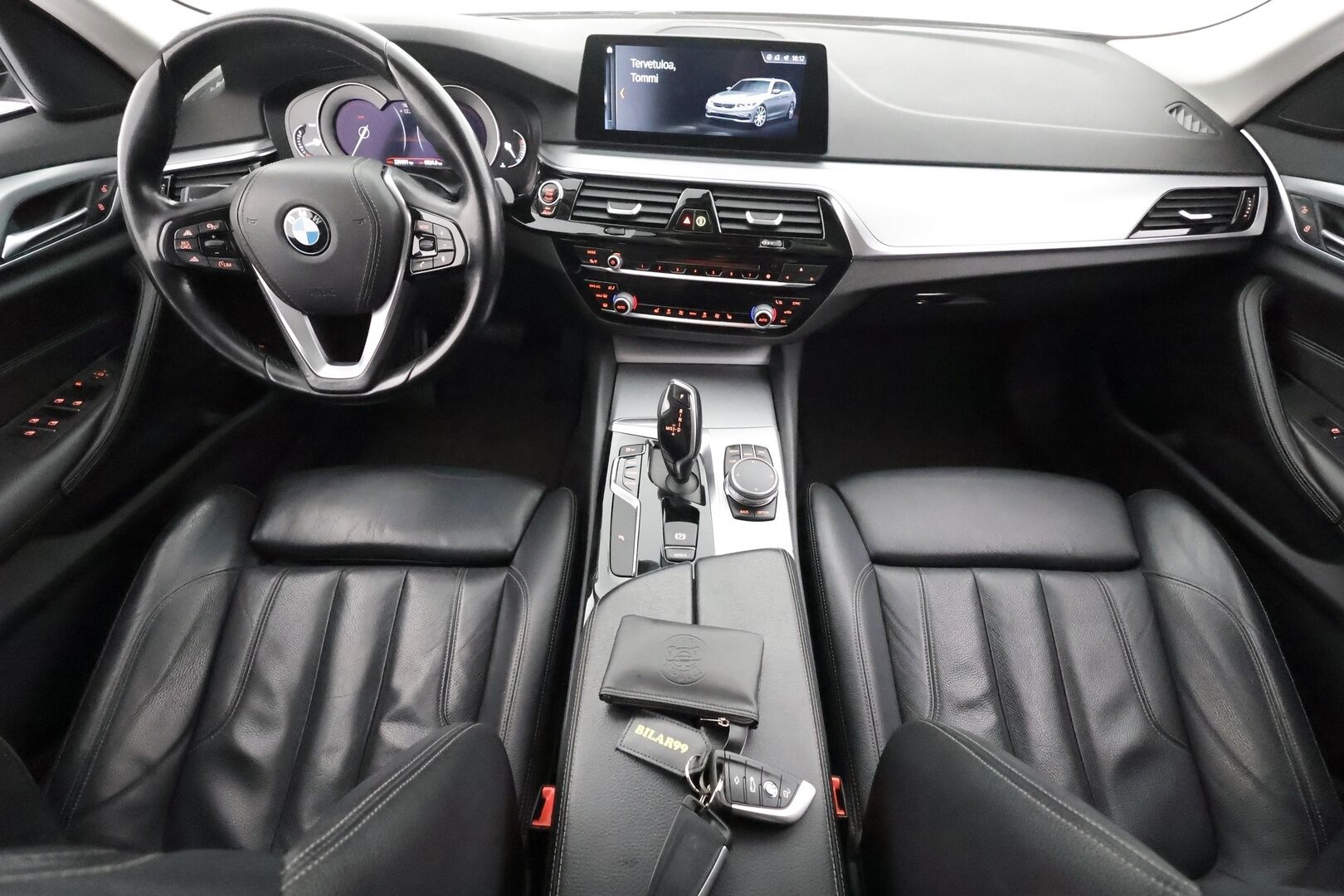 BMW 530 2018 G31 Touring 530d A Business * Webasto / Koukku / ACC / Adapt.LED / P.Kamera / HUD / HiFi / Sportnahat * - Kahdet renkaat aluvanteilla / Merkkihuollot