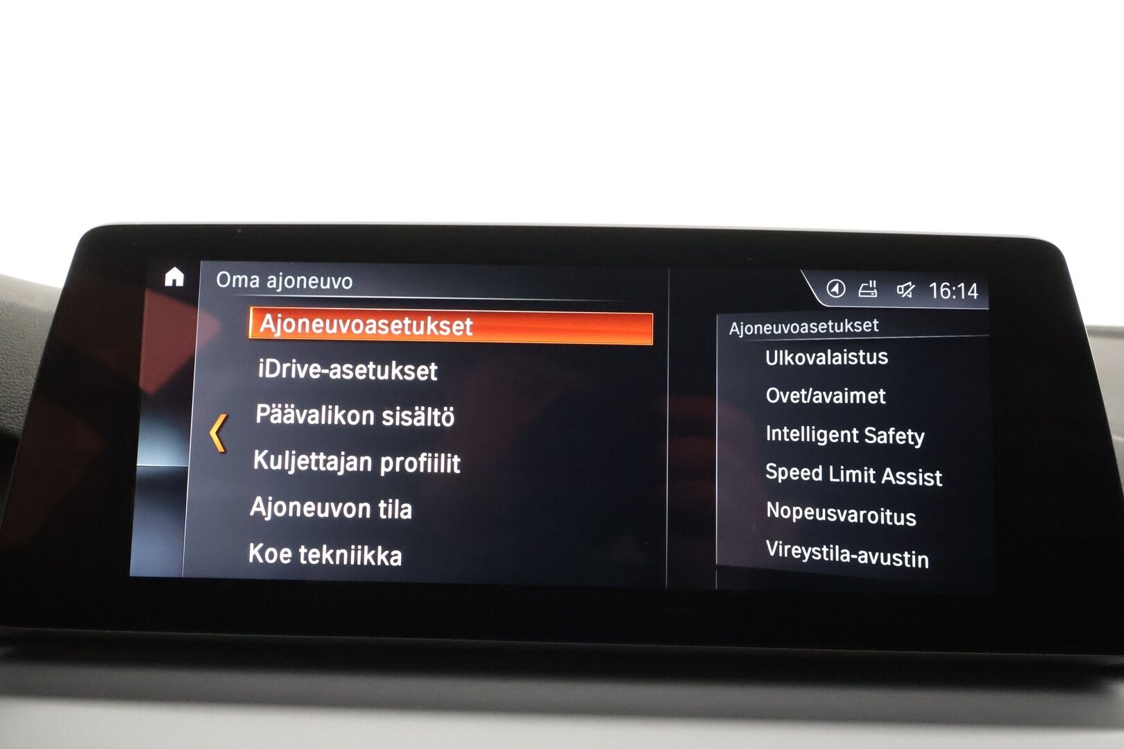 BMW 530 2018 G31 Touring 530d A Business * Webasto / Koukku / ACC / Adapt.LED / P.Kamera / HUD / HiFi / Sportnahat * - Kahdet renkaat aluvanteilla / Merkkihuollot