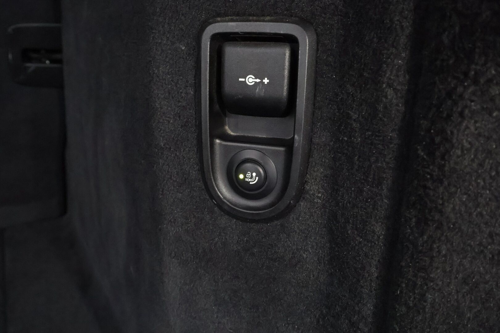 BMW 530 2018 G31 Touring 530d A Business * Webasto / Koukku / ACC / Adapt.LED / P.Kamera / HUD / HiFi / Sportnahat * - Kahdet renkaat aluvanteilla / Merkkihuollot