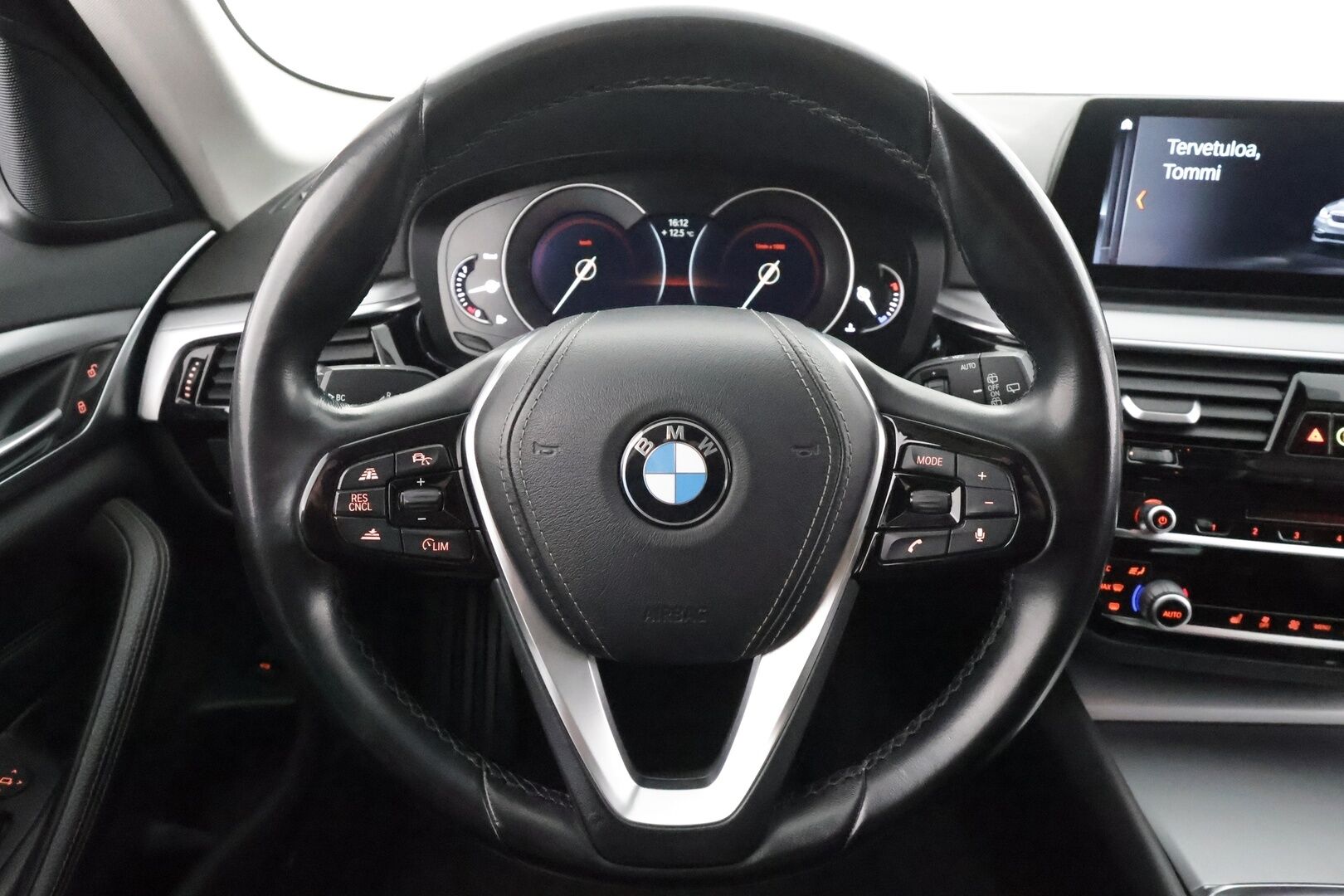 BMW 530 2018 G31 Touring 530d A Business * Webasto / Koukku / ACC / Adapt.LED / P.Kamera / HUD / HiFi / Sportnahat * - Kahdet renkaat aluvanteilla / Merkkihuollot