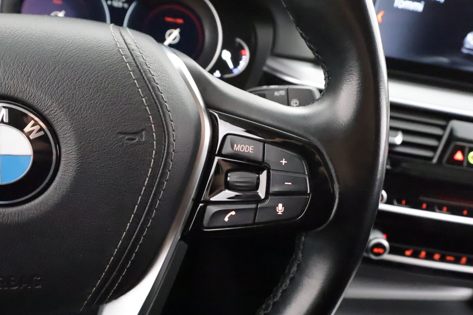 BMW 530 2018 G31 Touring 530d A Business * Webasto / Koukku / ACC / Adapt.LED / P.Kamera / HUD / HiFi / Sportnahat * - Kahdet renkaat aluvanteilla / Merkkihuollot