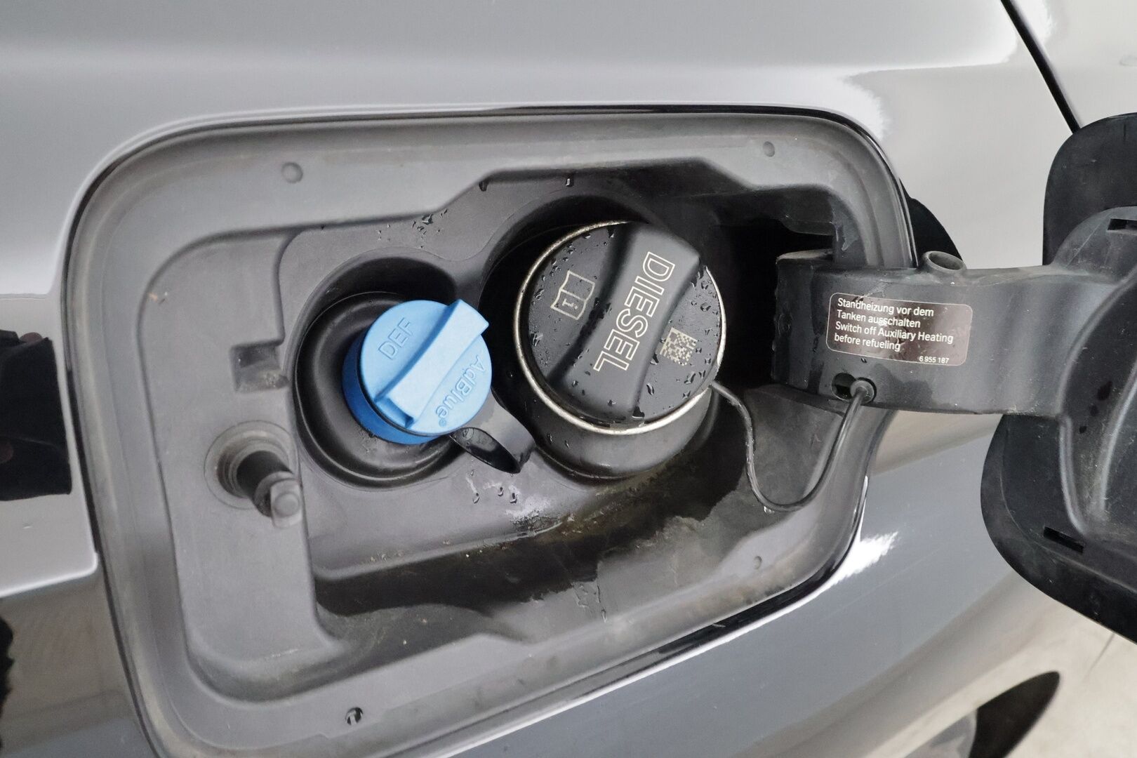 BMW 530 2018 G31 Touring 530d A Business * Webasto / Koukku / ACC / Adapt.LED / P.Kamera / HUD / HiFi / Sportnahat * - Kahdet renkaat aluvanteilla / Merkkihuollot