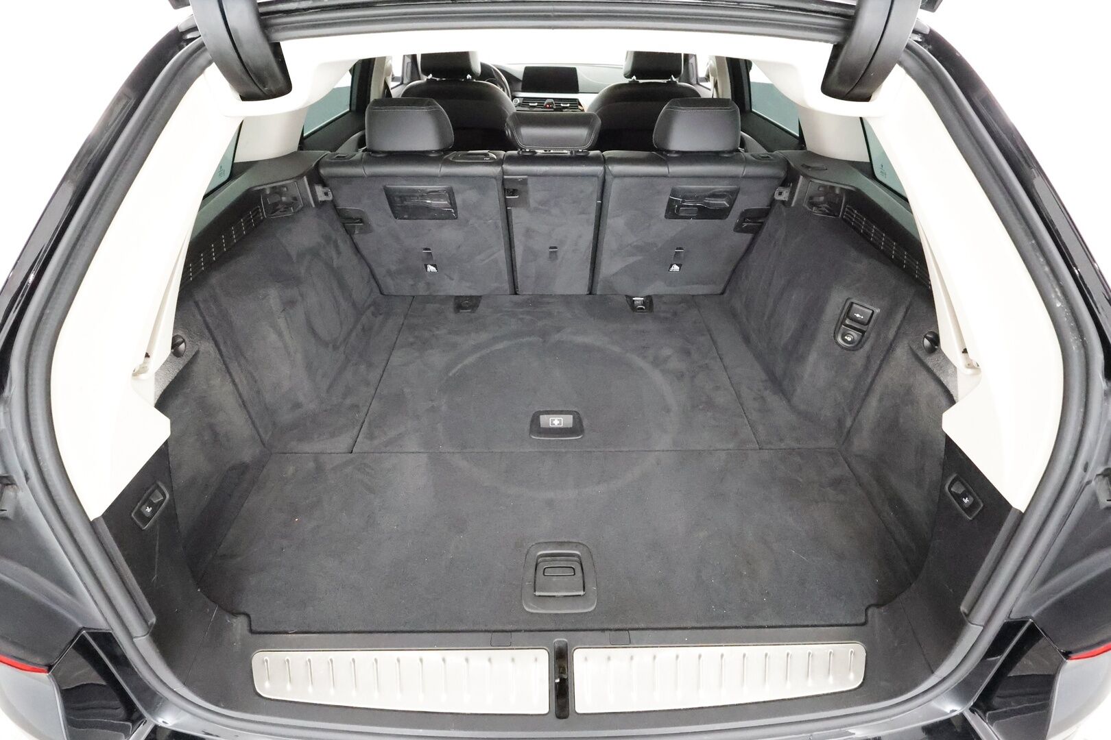 BMW 530 2018 G31 Touring 530d A Business * Webasto / Koukku / ACC / Adapt.LED / P.Kamera / HUD / HiFi / Sportnahat * - Kahdet renkaat aluvanteilla / Merkkihuollot