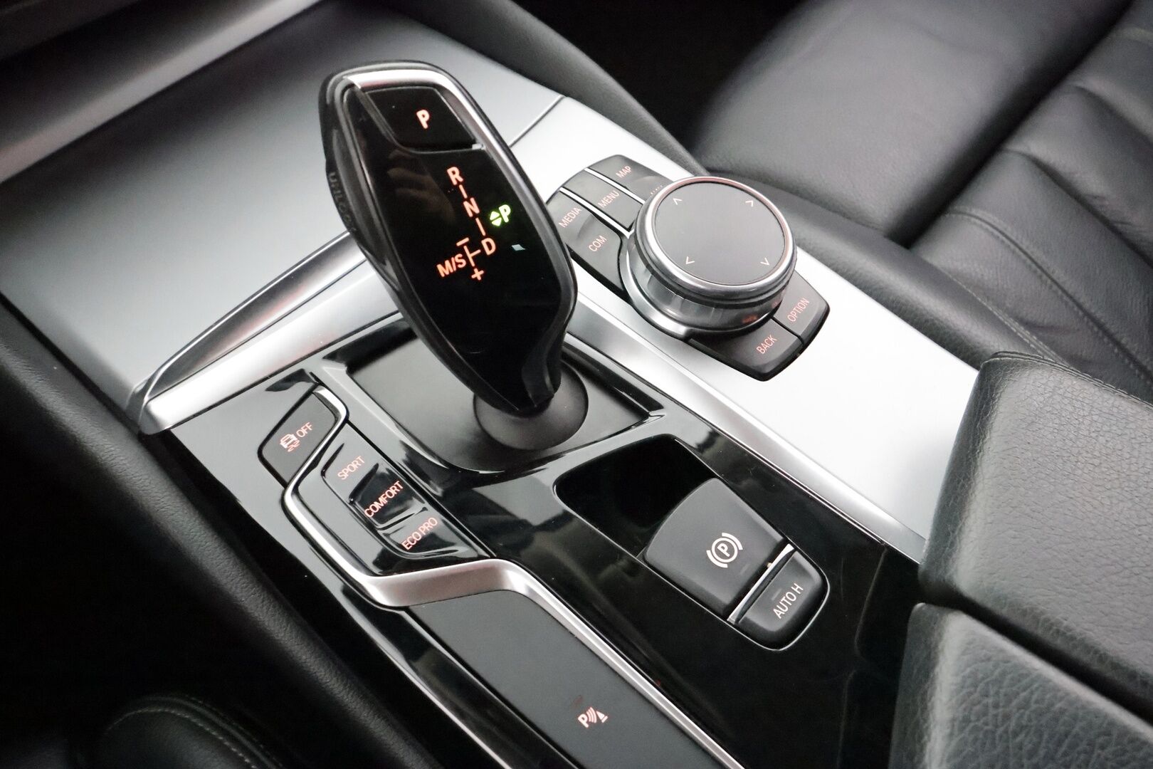 BMW 530 2018 G31 Touring 530d A Business * Webasto / Koukku / ACC / Adapt.LED / P.Kamera / HUD / HiFi / Sportnahat * - Kahdet renkaat aluvanteilla / Merkkihuollot