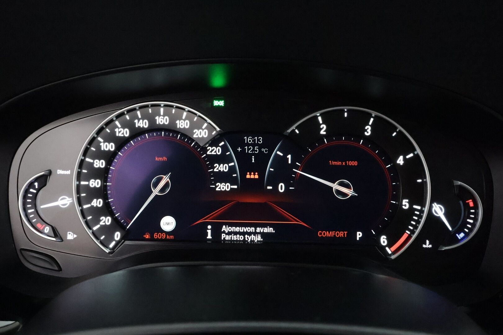 BMW 530 2018 G31 Touring 530d A Business * Webasto / Koukku / ACC / Adapt.LED / P.Kamera / HUD / HiFi / Sportnahat * - Kahdet renkaat aluvanteilla / Merkkihuollot