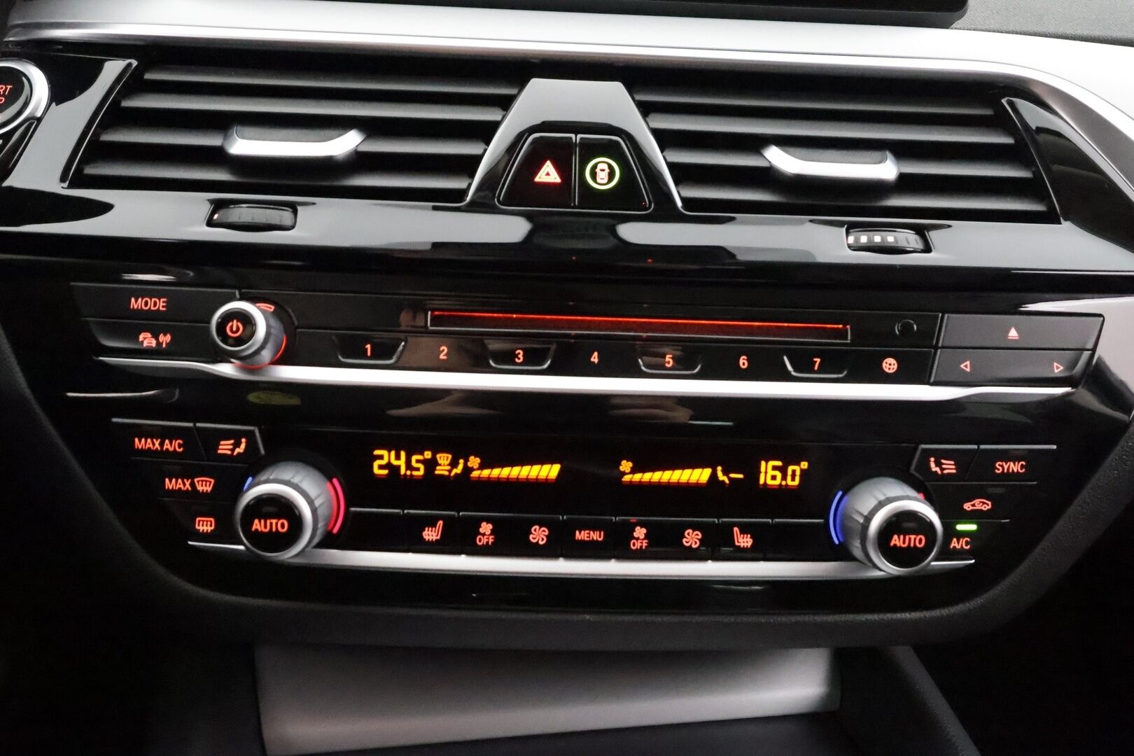 BMW 530 2018 G31 Touring 530d A Business - Webasto | Koukku | ACC | Adapt.LED | P.Kamera | HUD | HiFi | Sportnahat