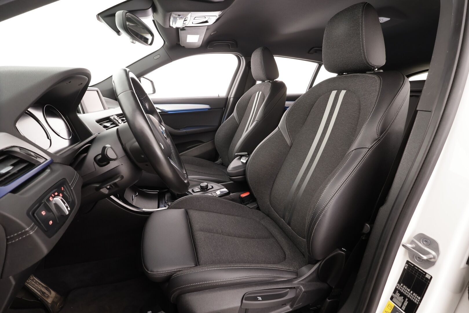 BMW X2 2021 F39 xDrive 25e A Charged Edition M sport - 1.OM Suomi-auto | LED | P.tutka | Sportpenkit | Vakkari | Bluetooth | Ambient-Valot | Akku kuntotarkastettu | 2x Latauskaapelit | Kahdet renkaat | Merkkihuollettu