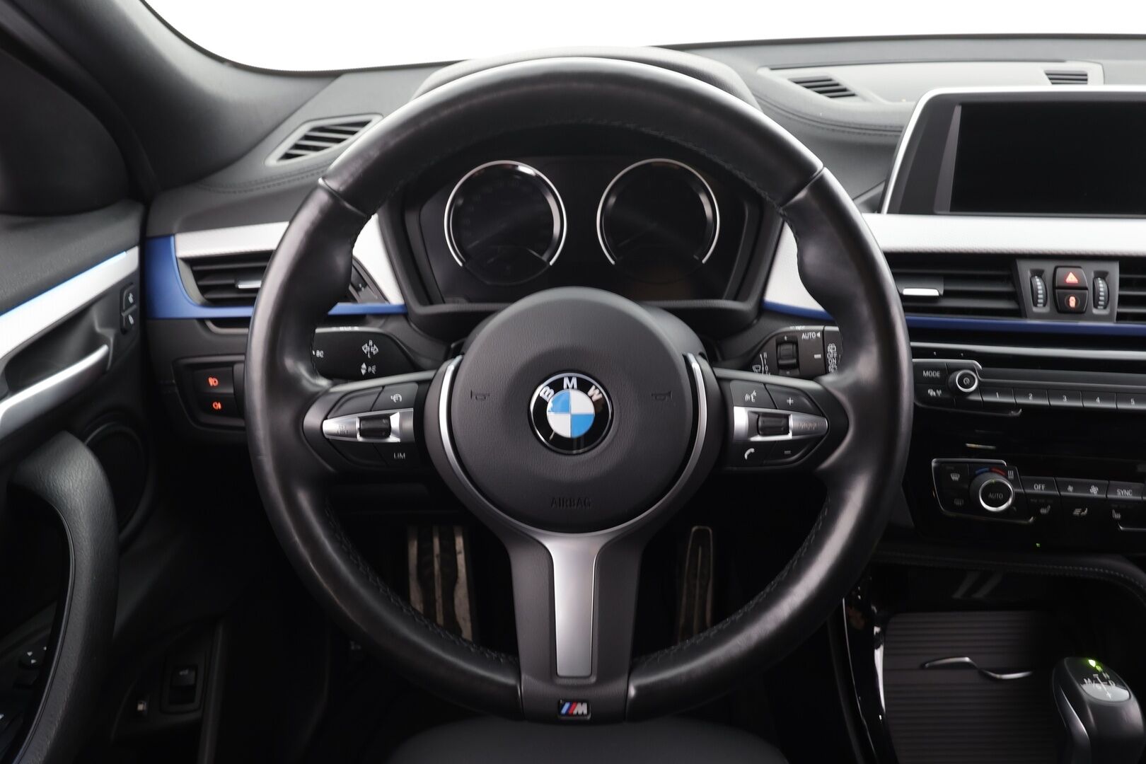 BMW X2 2021 F39 xDrive 25e A Charged Edition M sport - 1.OM Suomi-auto | LED | P.tutka | Sportpenkit | Vakkari | Bluetooth | Ambient-Valot | Akku kuntotarkastettu | 2x Latauskaapelit | Kahdet renkaat | Merkkihuollettu