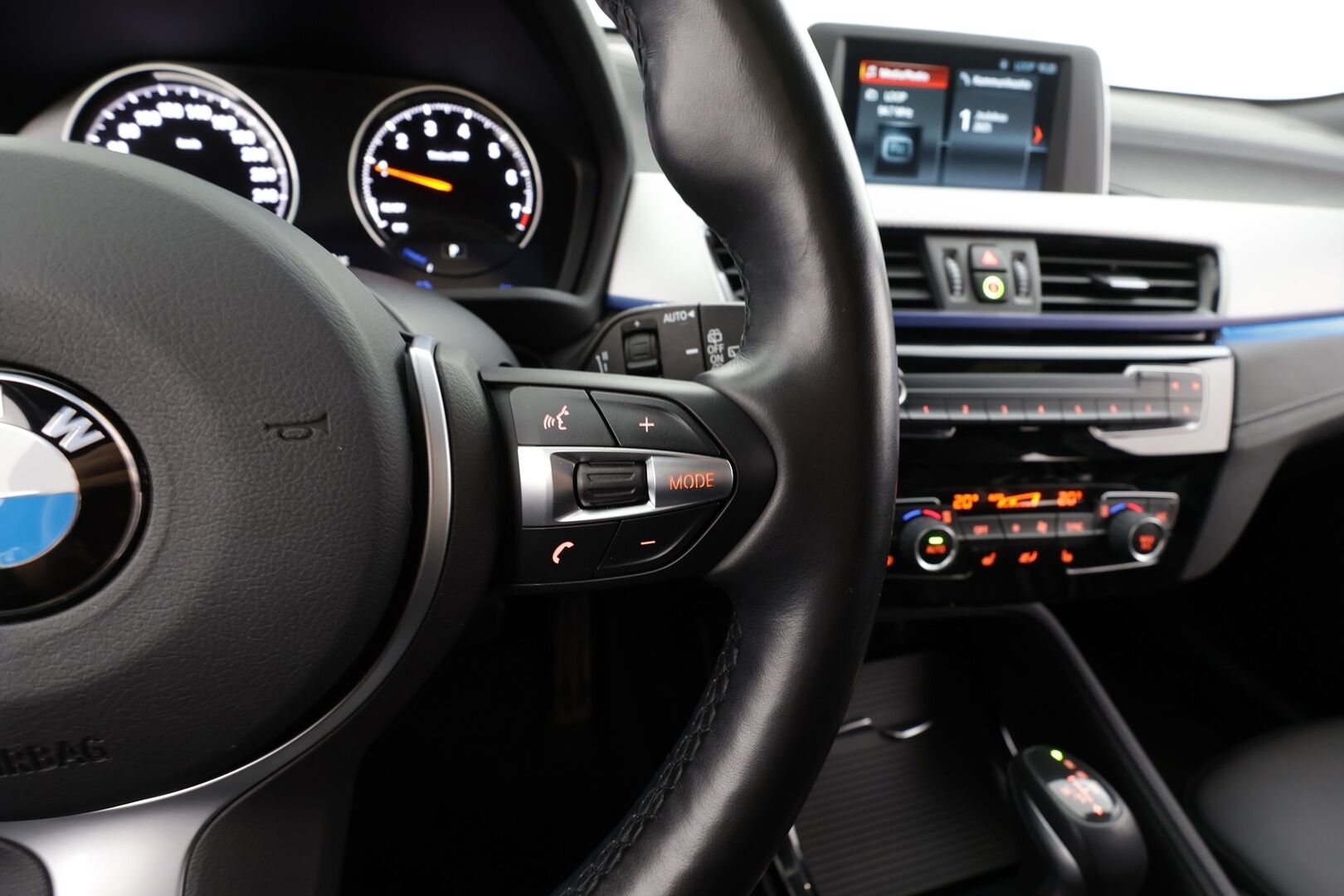 BMW X2 2021 F39 xDrive 25e A Charged Edition M sport - 1.OM Suomi-auto | LED | P.tutka | Sportpenkit | Vakkari | Bluetooth | Ambient-Valot | Akku kuntotarkastettu | 2x Latauskaapelit | Kahdet renkaat | Merkkihuollettu