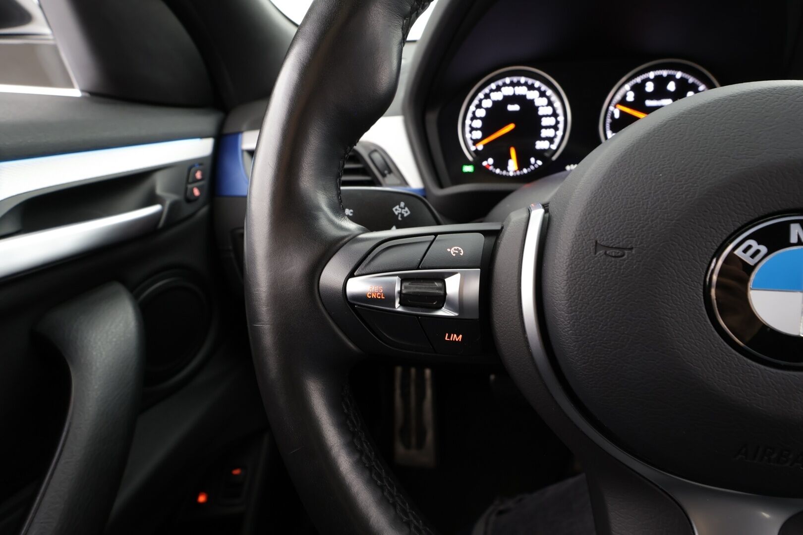 BMW X2 2021 F39 xDrive 25e A Charged Edition M sport * LED / P.tutka / Sportpenkit / Vakkari / Bluetooth / Ambient-Valot - 1-om Suomi-auto / Akku kuntotarkastettu / 2x Latauskaapelit / Kahdet renkaat / Merkkihuollettu