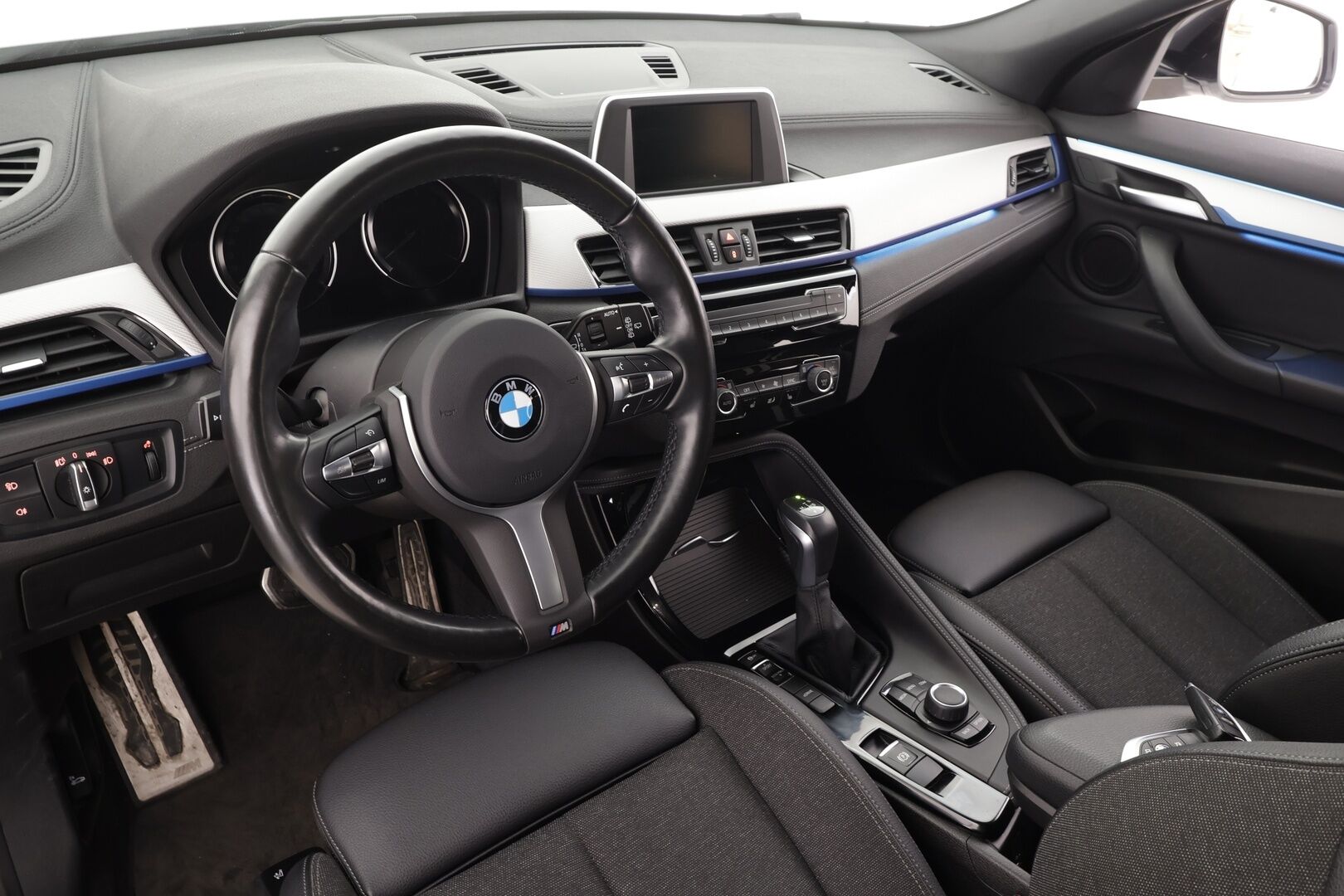 BMW X2 2021 F39 xDrive 25e A Charged Edition M sport * LED / P.tutka / Sportpenkit / Vakkari / Bluetooth / Ambient-Valot - 1-om Suomi-auto / Akku kuntotarkastettu / 2x Latauskaapelit / Kahdet renkaat / Merkkihuollettu - HULLUT AVAJAISHULINAT KORKOTARJOUS 3,29 %