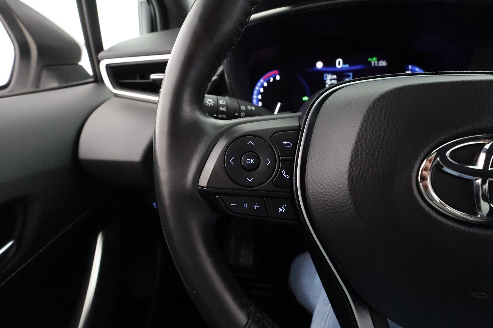 Toyota Corolla 2019 Touring Sports 2,0 Hybrid Style * ACC / P.kamera / Lohko+Sisä / Sähköluukku / KeylessGo / Ratinlämmitin * - Kahdet renkaat aluvanteilla / Merkkihuollettu - HULLUT AVAJAISHULINAT KORKOTARJOUS 3,29 %