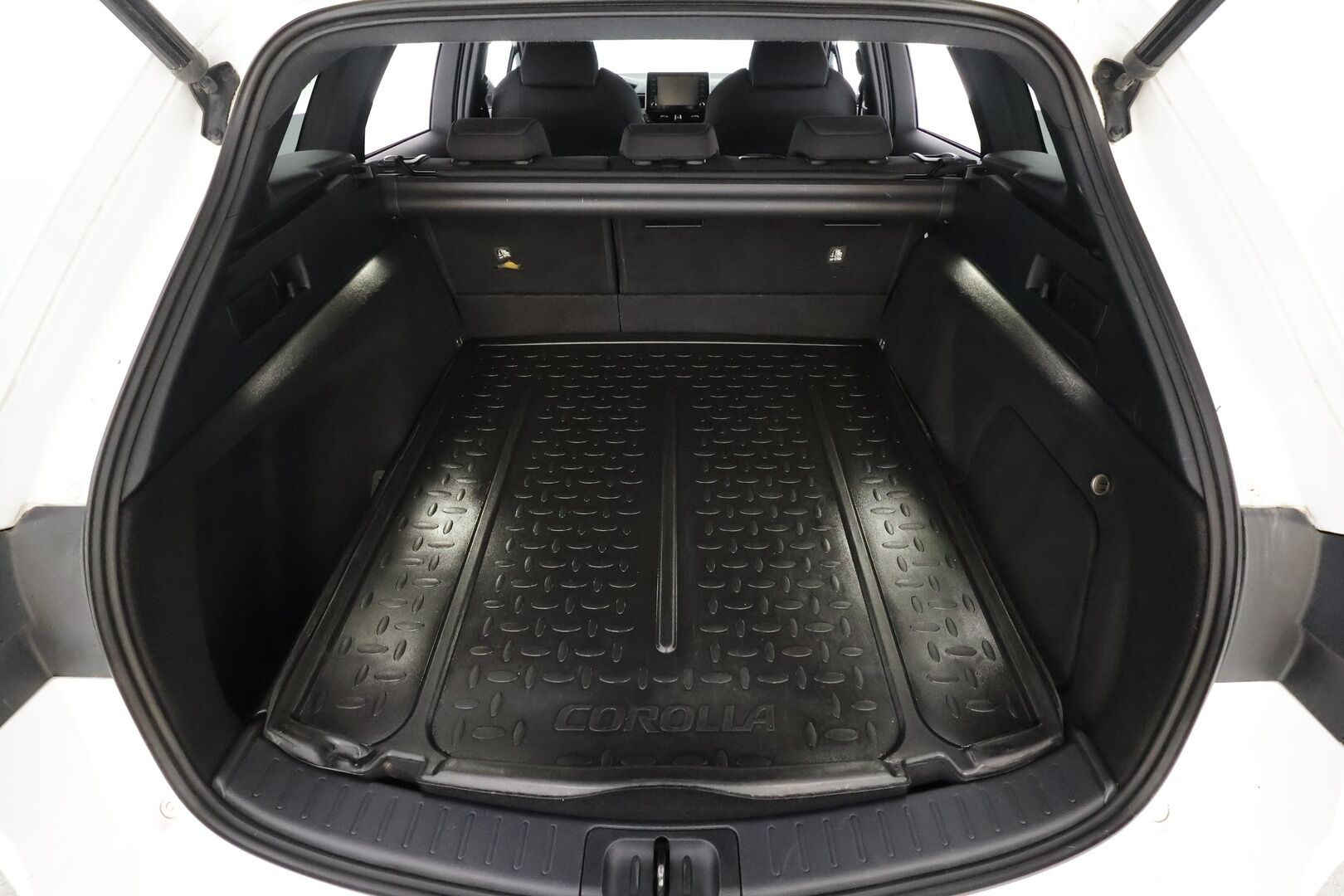 Toyota Corolla 2019 Touring Sports 2,0 Hybrid Style * ACC / P.kamera / Lohko+Sisä / Sähköluukku / KeylessGo / Ratinlämmitin * - Kahdet renkaat aluvanteilla / Merkkihuollettu