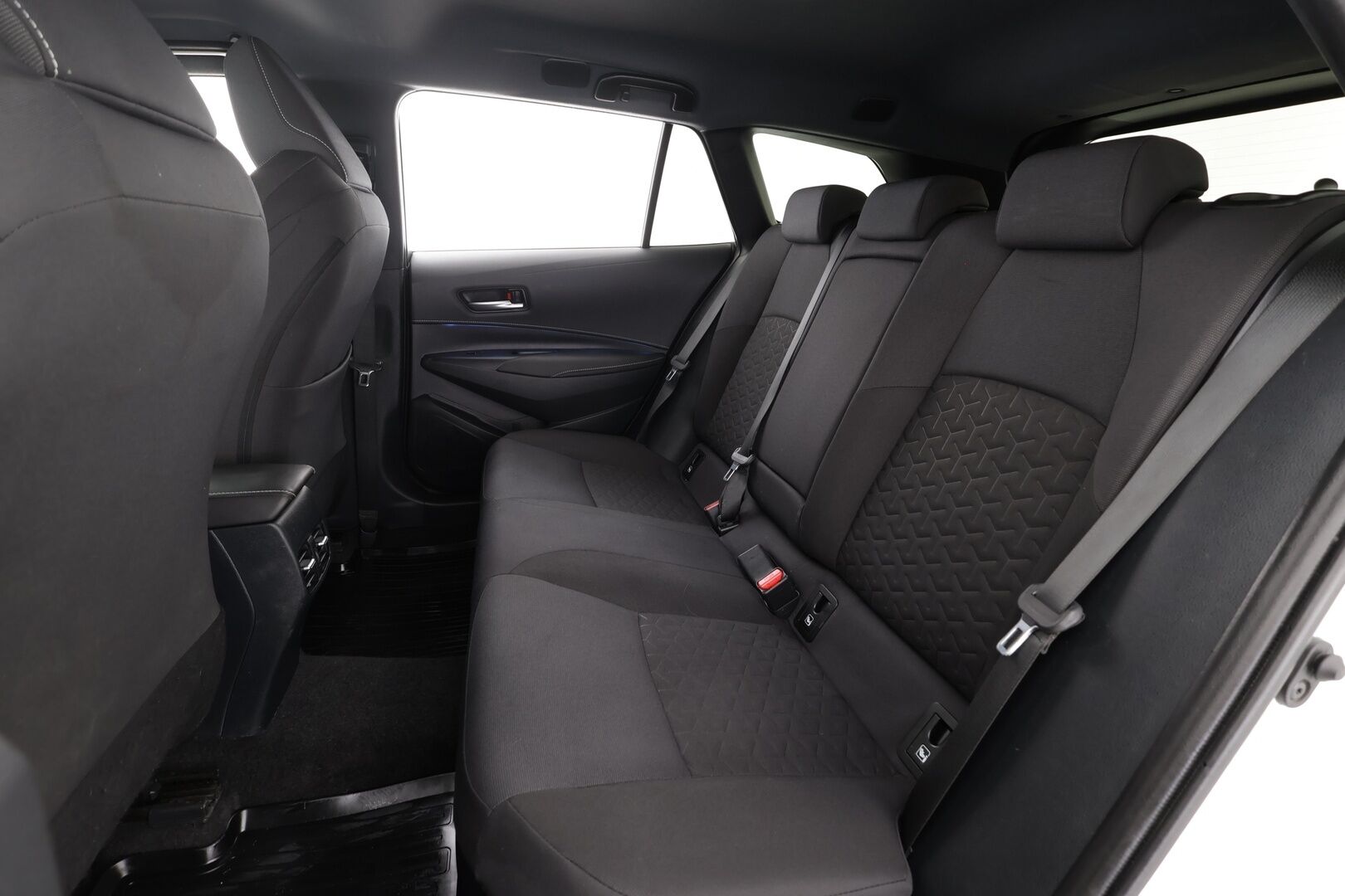 Toyota Corolla 2019 Touring Sports 2,0 Hybrid Style * ACC / P.kamera / Lohko+Sisä / Sähköluukku / KeylessGo / Ratinlämmitin * - Kahdet renkaat aluvanteilla / Merkkihuollettu