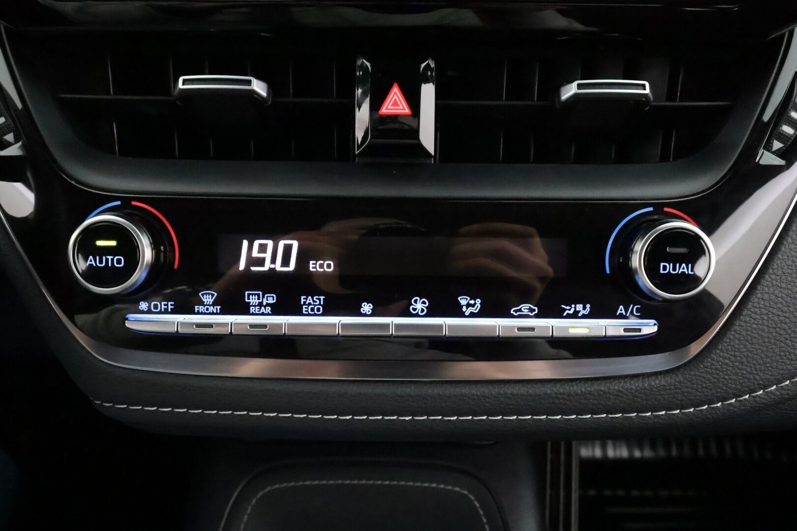 Toyota Corolla 2019 Touring Sports 2,0 Hybrid Style * ACC / P.kamera / Lohko+Sisä / Sähköluukku / KeylessGo / Ratinlämmitin * - Kahdet renkaat aluvanteilla / Merkkihuollettu