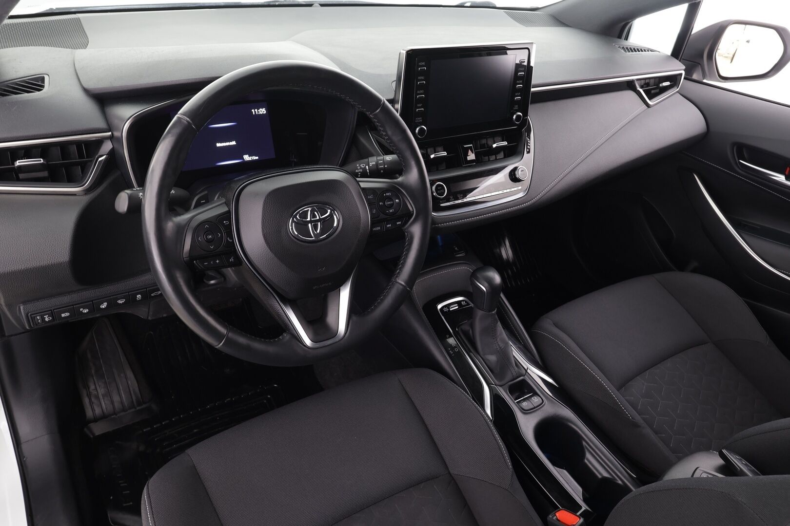 Toyota Corolla 2019 Touring Sports 2,0 Hybrid Style * ACC / P.kamera / Lohko+Sisä / Sähköluukku / KeylessGo / Ratinlämmitin * - Kahdet renkaat aluvanteilla / Merkkihuollettu