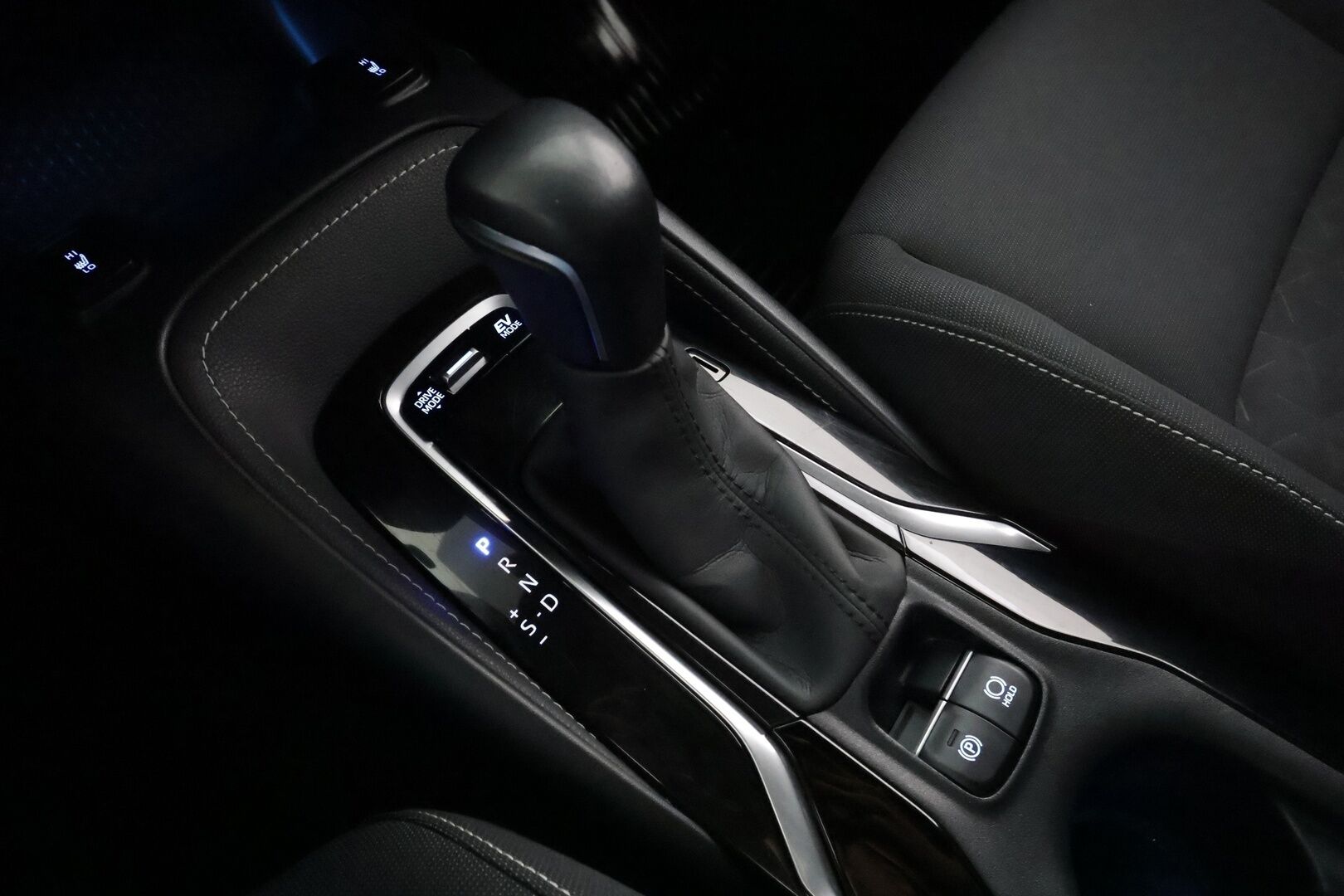 Toyota Corolla 2019 Touring Sports 2,0 Hybrid Style * ACC / P.kamera / Lohko+Sisä / Sähköluukku / KeylessGo / Ratinlämmitin * - Kahdet renkaat aluvanteilla / Merkkihuollettu - HULLUT AVAJAISHULINAT KORKOTARJOUS 3,29 %