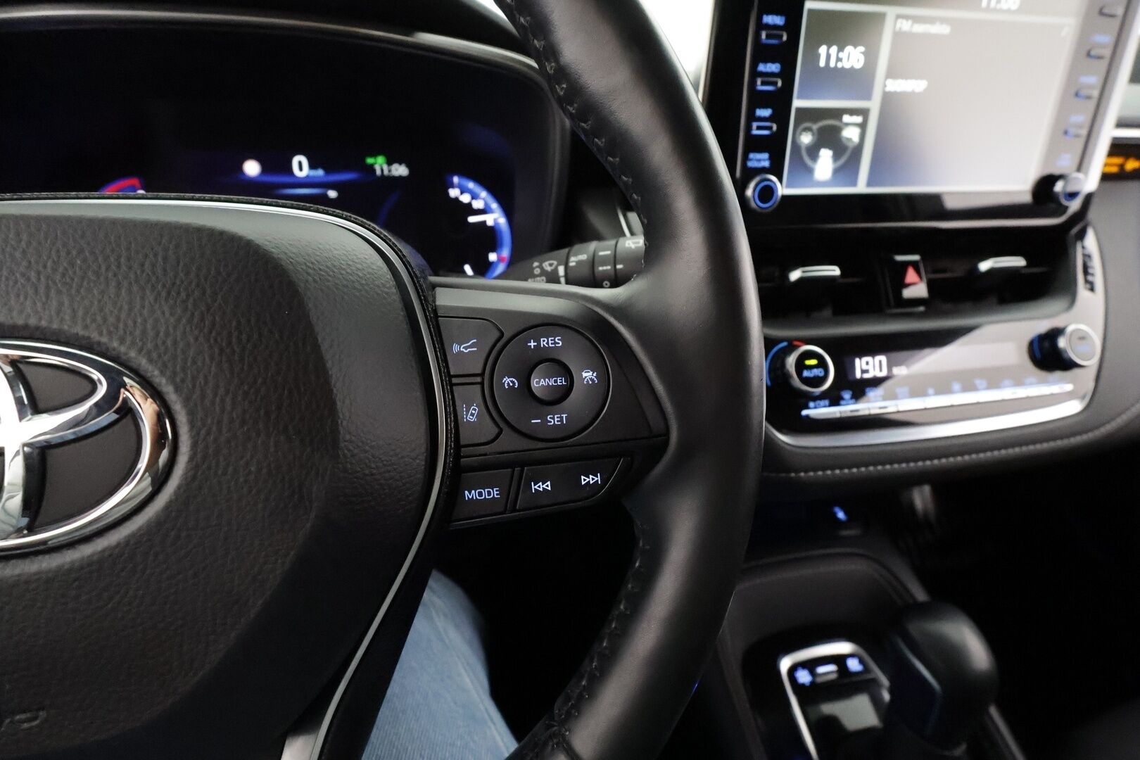 Toyota Corolla 2019 Touring Sports 2,0 Hybrid Style * ACC / P.kamera / Lohko+Sisä / Sähköluukku / KeylessGo / Ratinlämmitin * - Kahdet renkaat aluvanteilla / Merkkihuollettu - HULLUT AVAJAISHULINAT KORKOTARJOUS 3,29 %