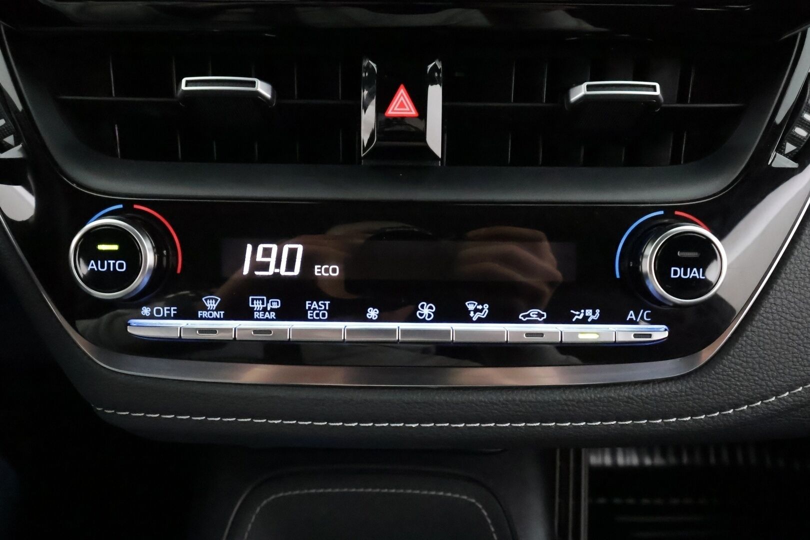 Toyota Corolla 2019 Touring Sports 2,0 Hybrid Style * ACC / P.kamera / Lohko+Sisä / Sähköluukku / KeylessGo / Ratinlämmitin * - Kahdet renkaat aluvanteilla / Merkkihuollettu - HULLUT AVAJAISHULINAT KORKOTARJOUS 3,29 %