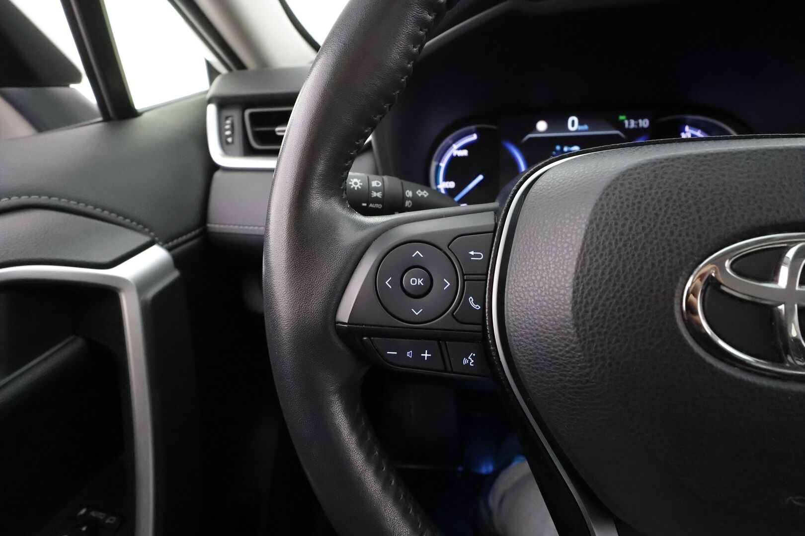 Toyota RAV4 2021 2,5 Hybrid Active Edition * ACC / LED / Sisätilanlämmitin / Kaistavahti / Navi / Keyless / P.kamera* * - Kahdet renkaat / Merkkihuollettu / Suomi-auto