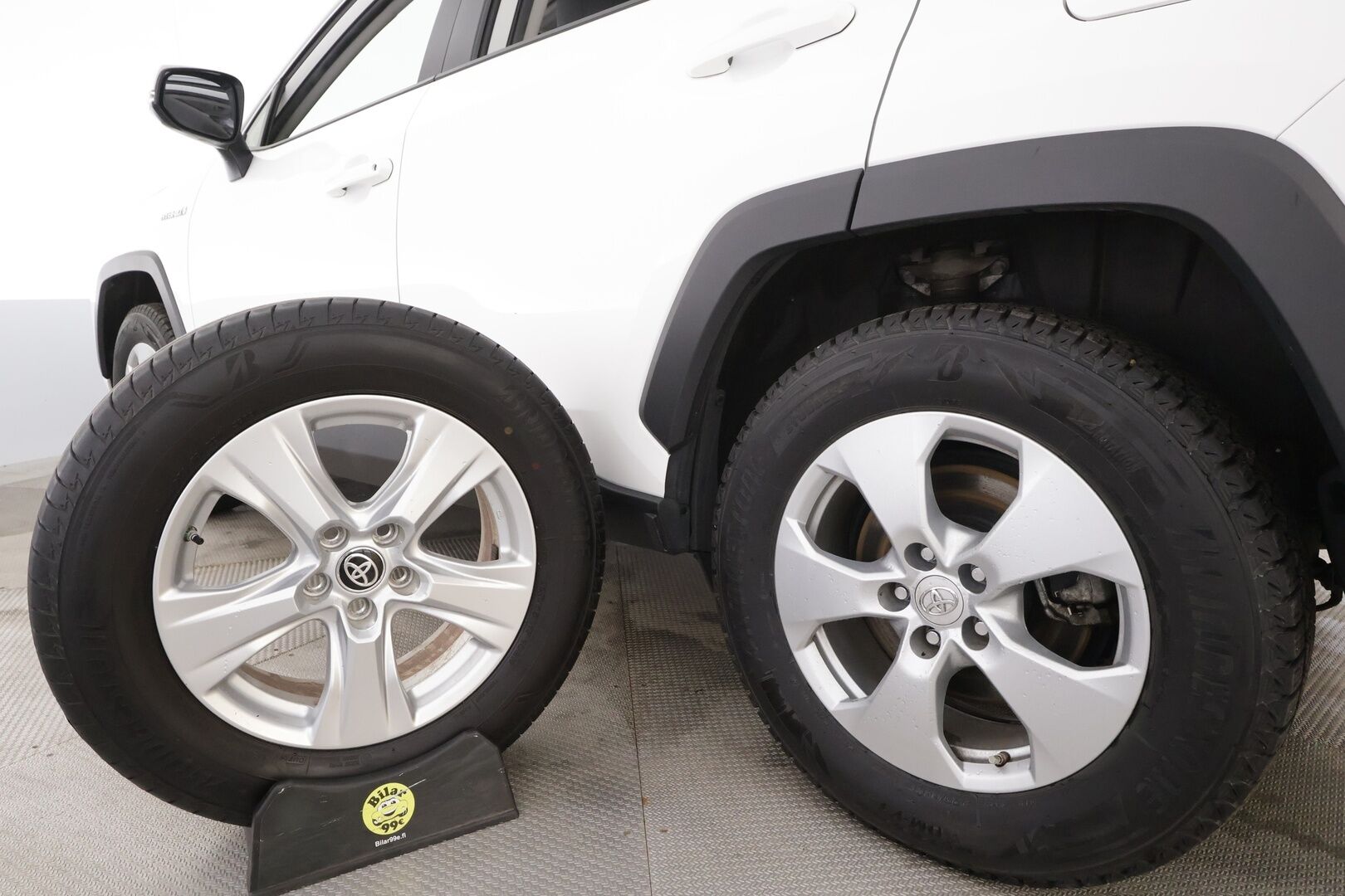 Toyota RAV4 2021 2,5 Hybrid Active Edition * ACC / LED / Sisätilanlämmitin / Kaistavahti / Navi / Keyless / P.kamera* * - Kahdet renkaat / Merkkihuollettu / Suomi-auto