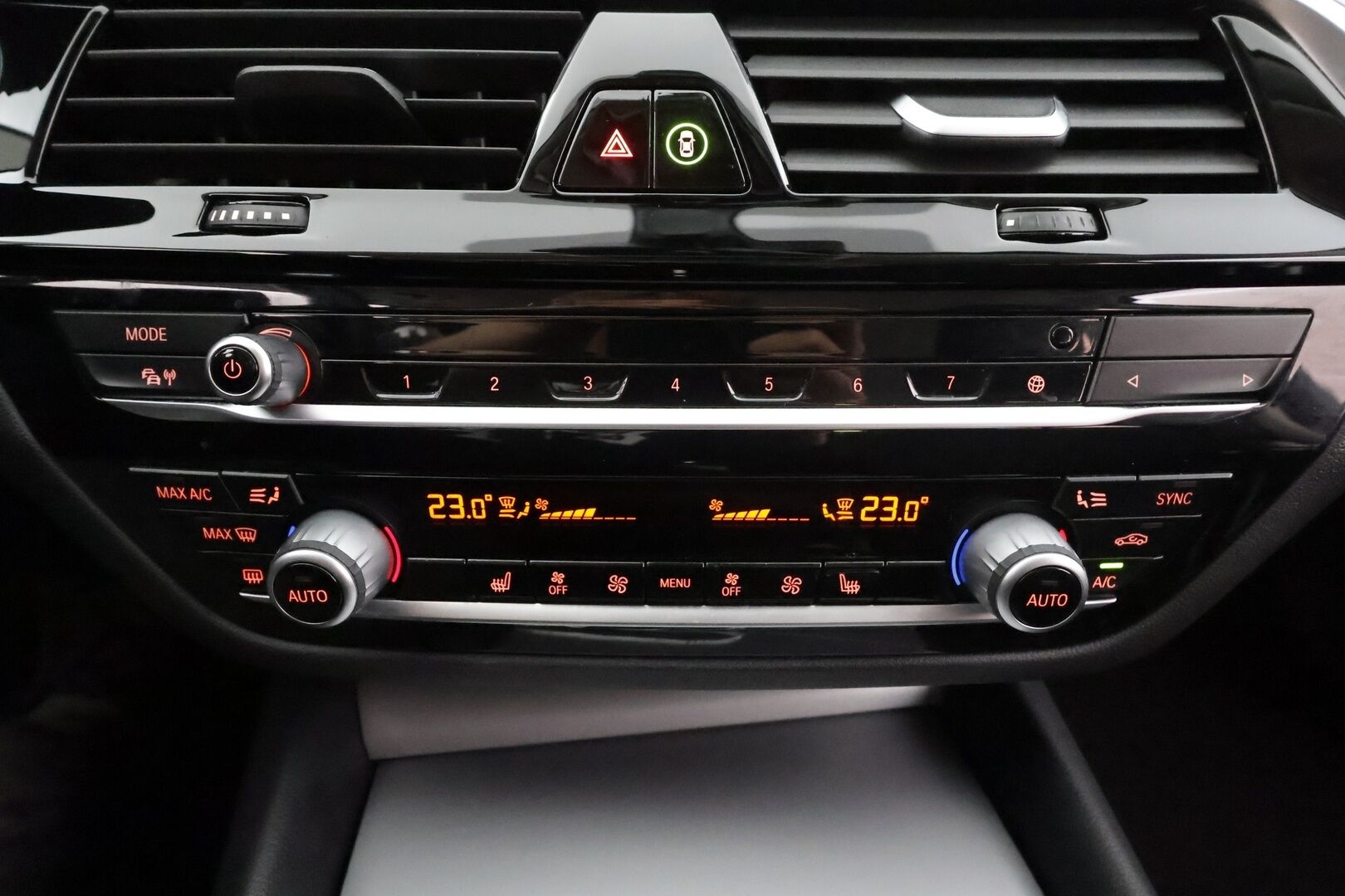 BMW 520 2021 G30 Sedan 520i A MHEV * Webasto / Vakkari / P.kamera / LED / Apple&Android / Display Key / Navi / Koukku * - 1.Om Suomi-auto / Facelift / Kahdet renkaat aluvanteilla