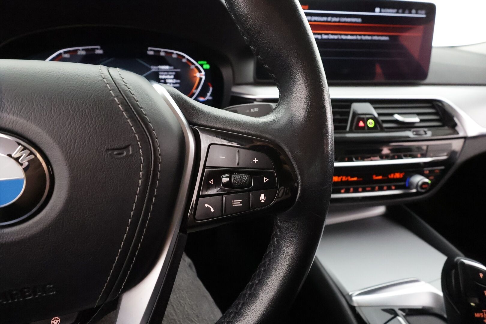 BMW 520 2021 G30 Sedan 520i A MHEV * Webasto / Vakkari / P.kamera / LED / Apple&Android / Display Key / Navi / Koukku * - 1.Om Suomi-auto / Facelift / Kahdet renkaat aluvanteilla