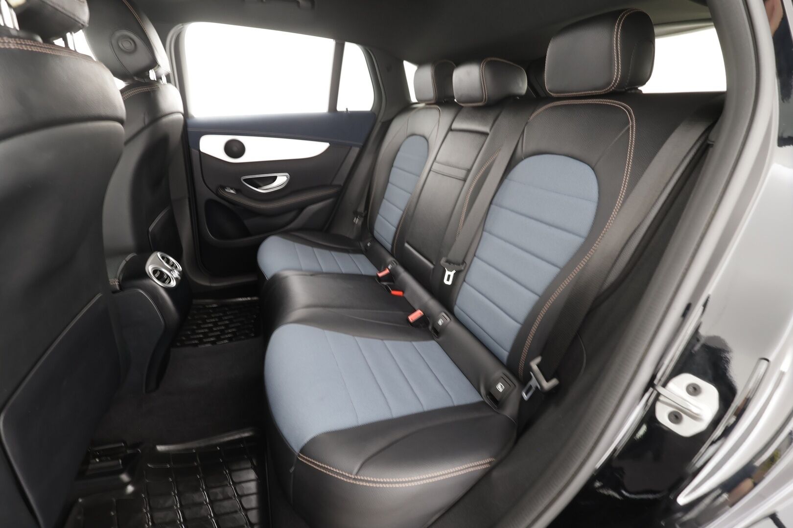 Mercedes-Benz EQC 2021 400 4MATIC Business AMG * Koukku / Distronic+ / Widescreen / LED / P.Kamera / Sportpenkit * - Akku kuntotarkastettu 96.4% / Suomi-auto / 2x Latauskaapelit / Kahdet OEM vanteet