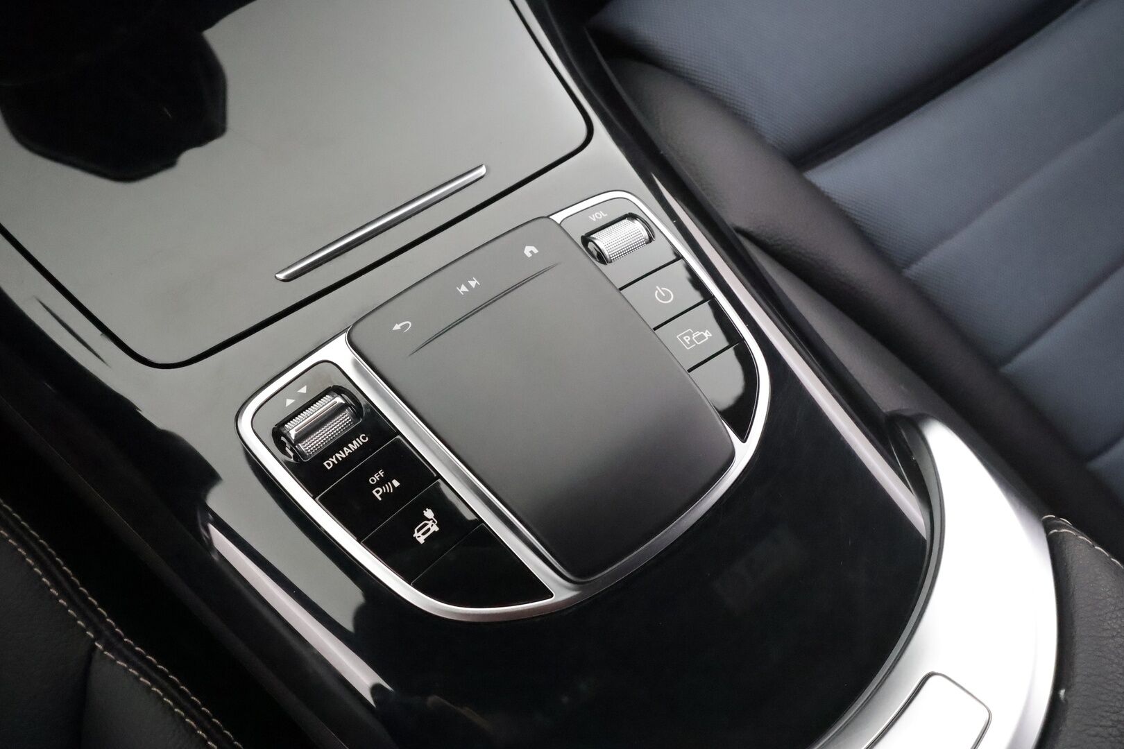 Mercedes-Benz EQC 2021 400 4MATIC Business AMG * Koukku / Distronic+ / Widescreen / LED / P.Kamera / Sportpenkit * - Akku kuntotarkastettu 96.4% / Suomi-auto / 2x Latauskaapelit / Kahdet renkaat