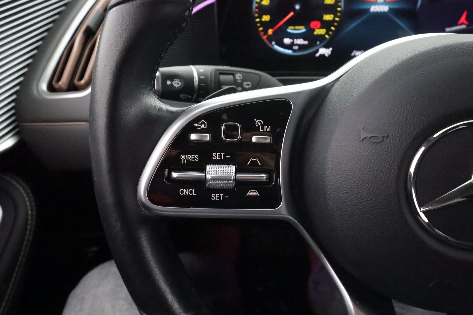 Mercedes-Benz EQC 2021 400 4MATIC Business AMG * Koukku / Distronic+ / Widescreen / LED / P.Kamera / Sportpenkit * - Akku kuntotarkastettu 96.4% / Suomi-auto / 2x Latauskaapelit / Kahdet OEM vanteet