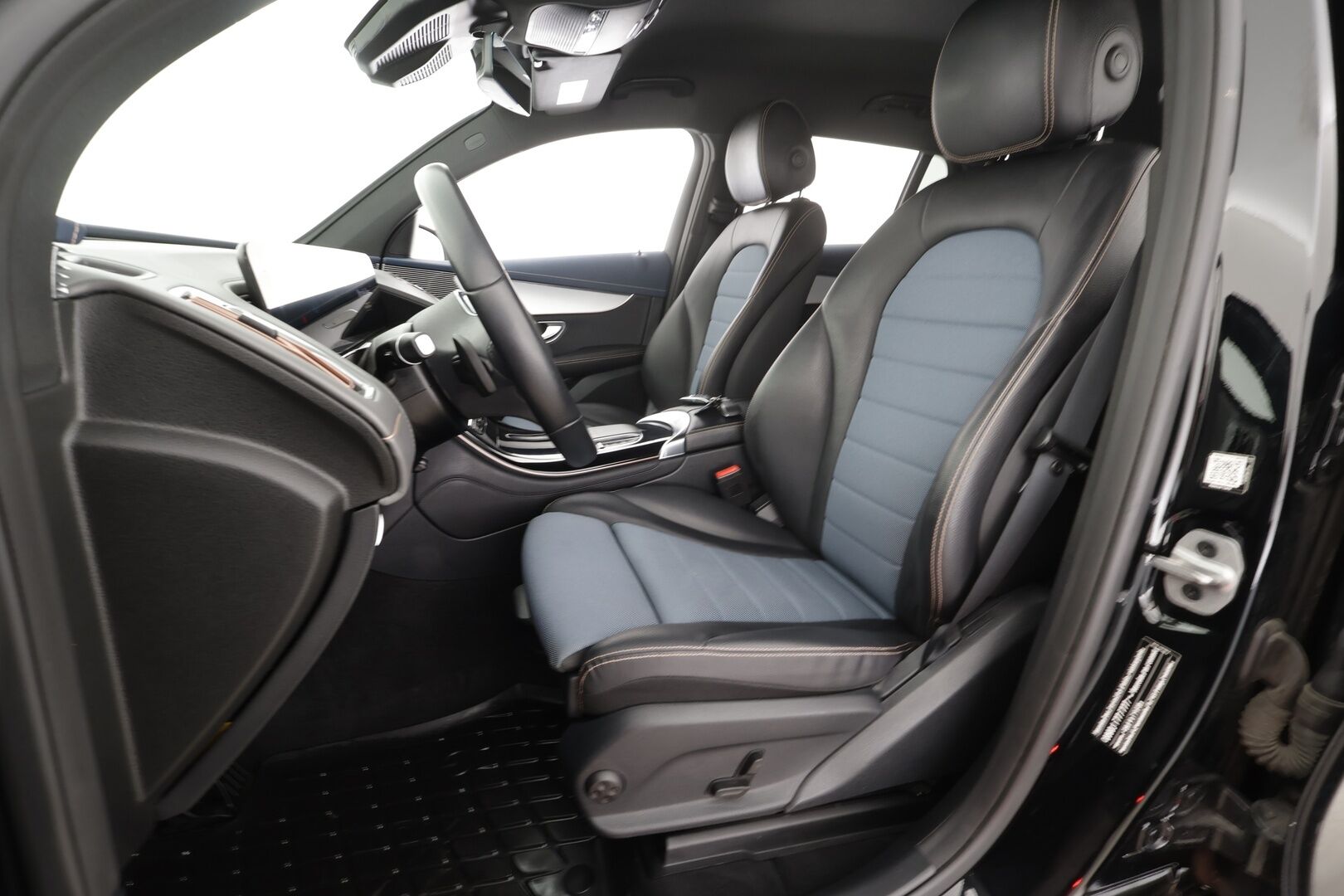 Mercedes-Benz EQC 2021 400 4MATIC Business AMG * Koukku / Distronic+ / Widescreen / LED / P.Kamera / Sportpenkit * - Akku kuntotarkastettu 96.4% / Suomi-auto / 2x Latauskaapelit / Kahdet renkaat