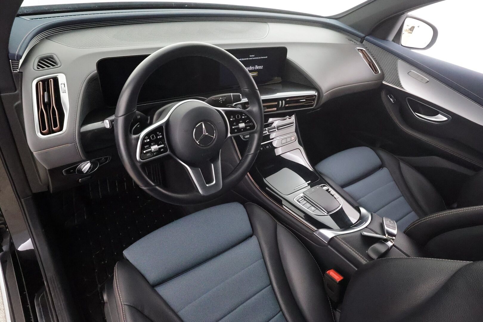 Mercedes-Benz EQC 2021 400 4MATIC Business AMG * Koukku / Distronic+ / Widescreen / LED / P.Kamera / Sportpenkit * - Akku kuntotarkastettu 96.4% / Suomi-auto / 2x Latauskaapelit / Kahdet renkaat