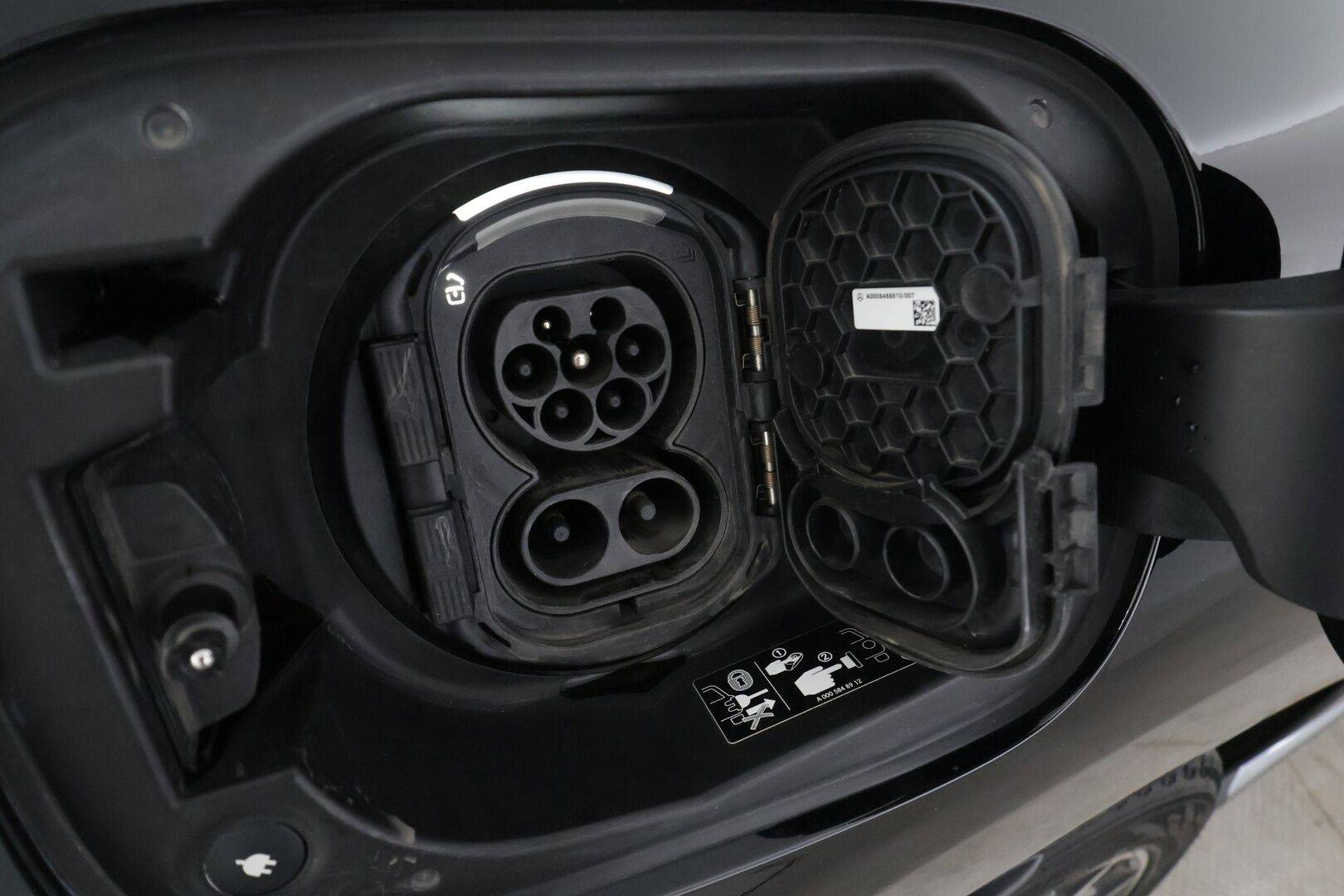 Mercedes-Benz EQC 2021 400 4MATIC Business AMG * Koukku / Distronic+ / Widescreen / LED / P.Kamera / Sportpenkit * - Akku kuntotarkastettu 96.4% / Suomi-auto / 2x Latauskaapelit / Kahdet OEM vanteet