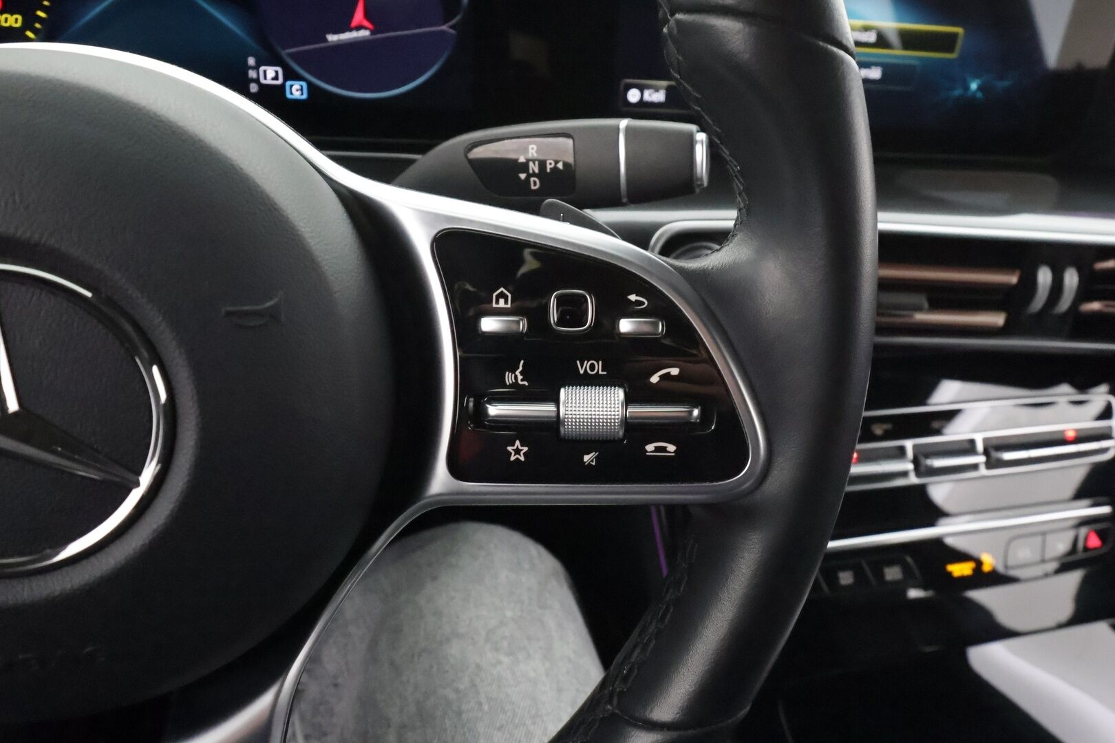 Mercedes-Benz EQC 2021 400 4MATIC Business AMG * Koukku / Distronic+ / Widescreen / LED / P.Kamera / Sportpenkit * - Akku kuntotarkastettu 96.4% / Suomi-auto / 2x Latauskaapelit / Kahdet OEM vanteet