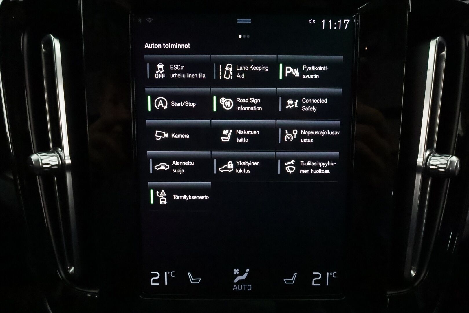 Volvo XC40 2021 T2 Business aut **Vakkari / Webasto / LED / Panorama / Digimittaristo / KeylessGo** - Suomi-auto / Kahdet renkaat aluvanteilla / P.kamera / Ratin lämmitin / Penkinlämmittimet takana 
