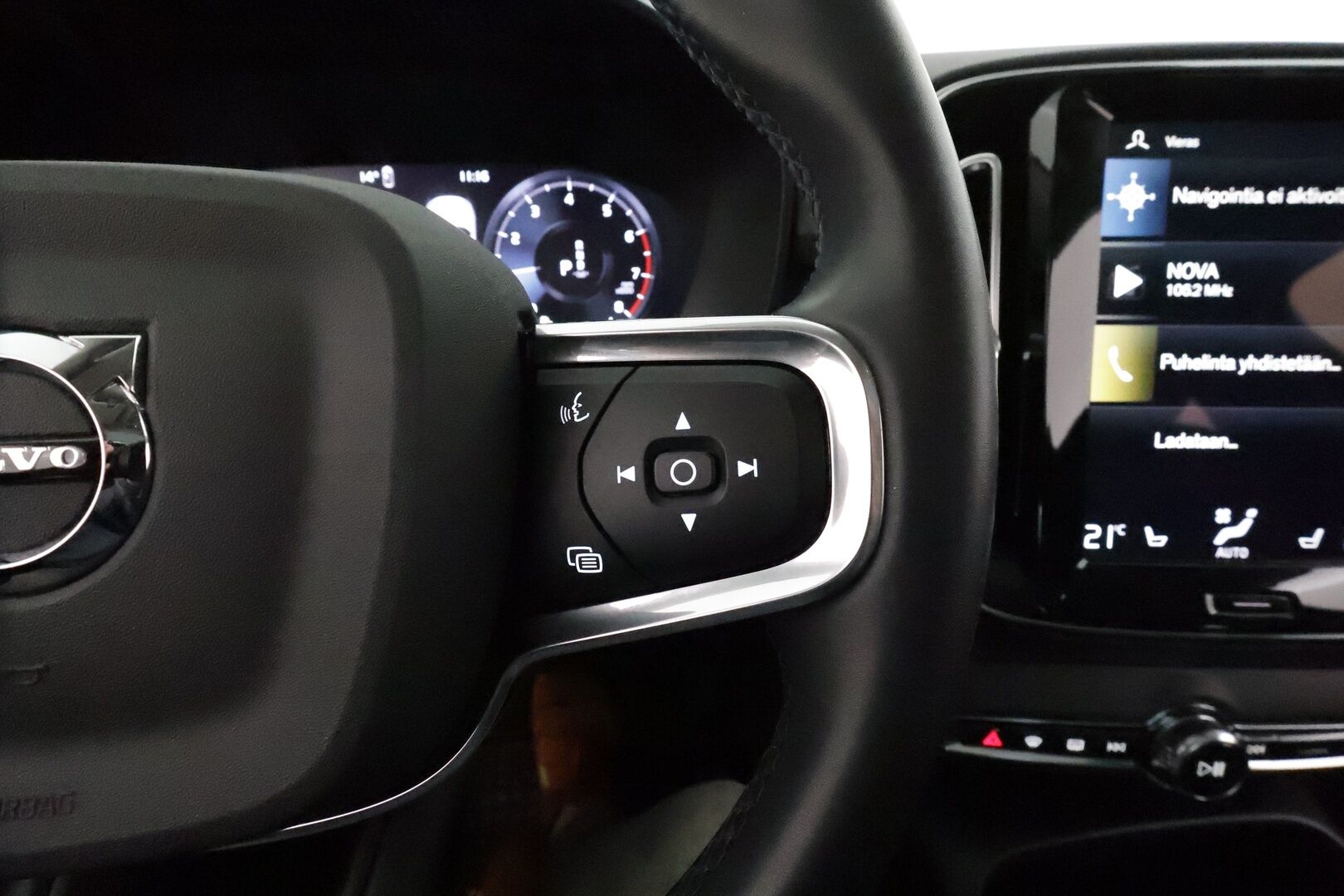 Volvo XC40 2021 T2 Business aut **Vakkari / Webasto / LED / Panorama / Digimittaristo / KeylessGo** - Suomi-auto / Kahdet renkaat aluvanteilla / P.kamera / Ratin lämmitin / Penkinlämmittimet takana 
