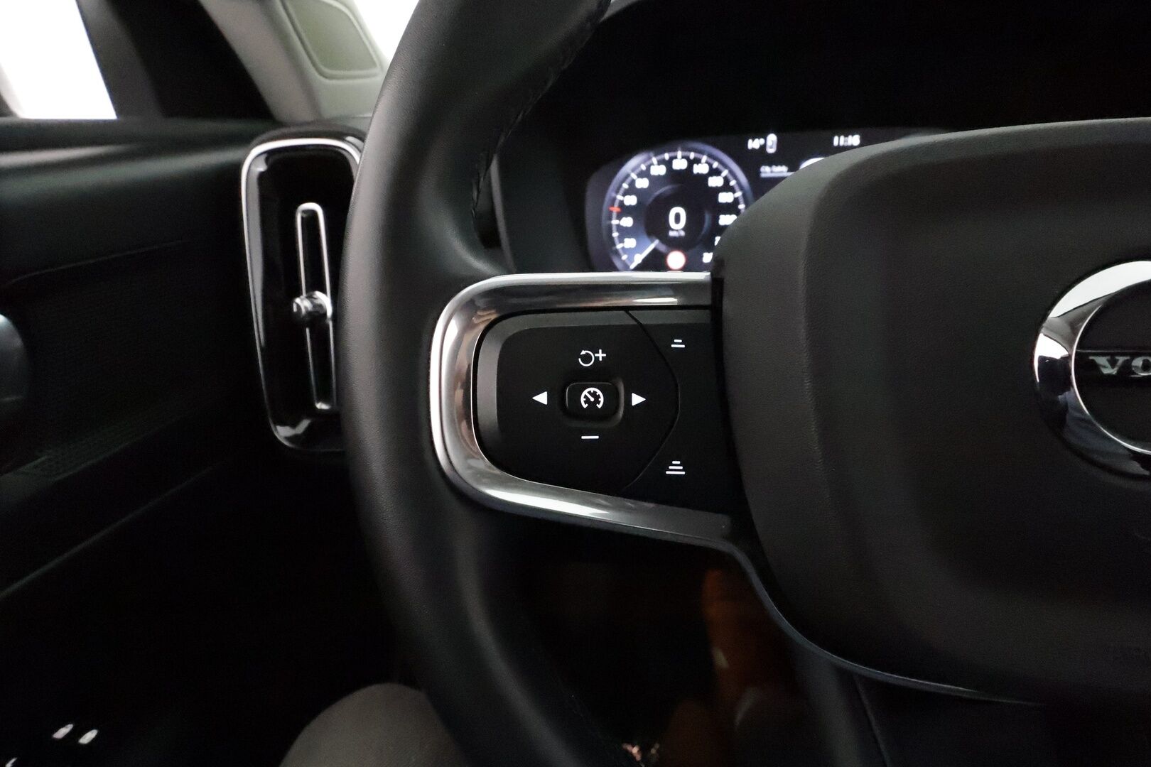 Volvo XC40 2021 T2 Business aut **Vakkari / Webasto / LED / Panorama / Digimittaristo / KeylessGo** - Suomi-auto / Kahdet renkaat aluvanteilla / P.kamera / Ratin lämmitin / Penkinlämmittimet takana 