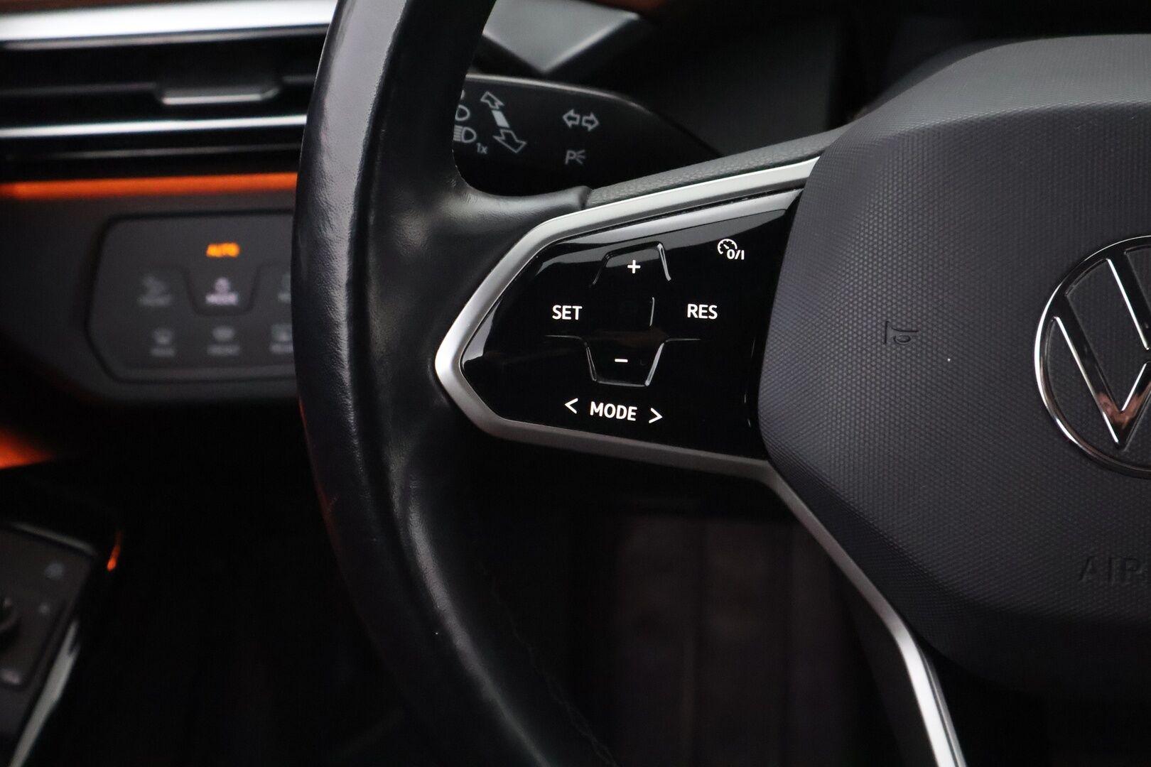 Volkswagen ID.4 2021 Pro Performance 150 kW, akku 77 kWh * Lämpöpumppu / Adapt.Vakkari / Peruutuskamera / Nahka-Alcantara / Matrix LED - Suomiauto / Hiljattain huollettu / 2x Renkaat aluvantein!