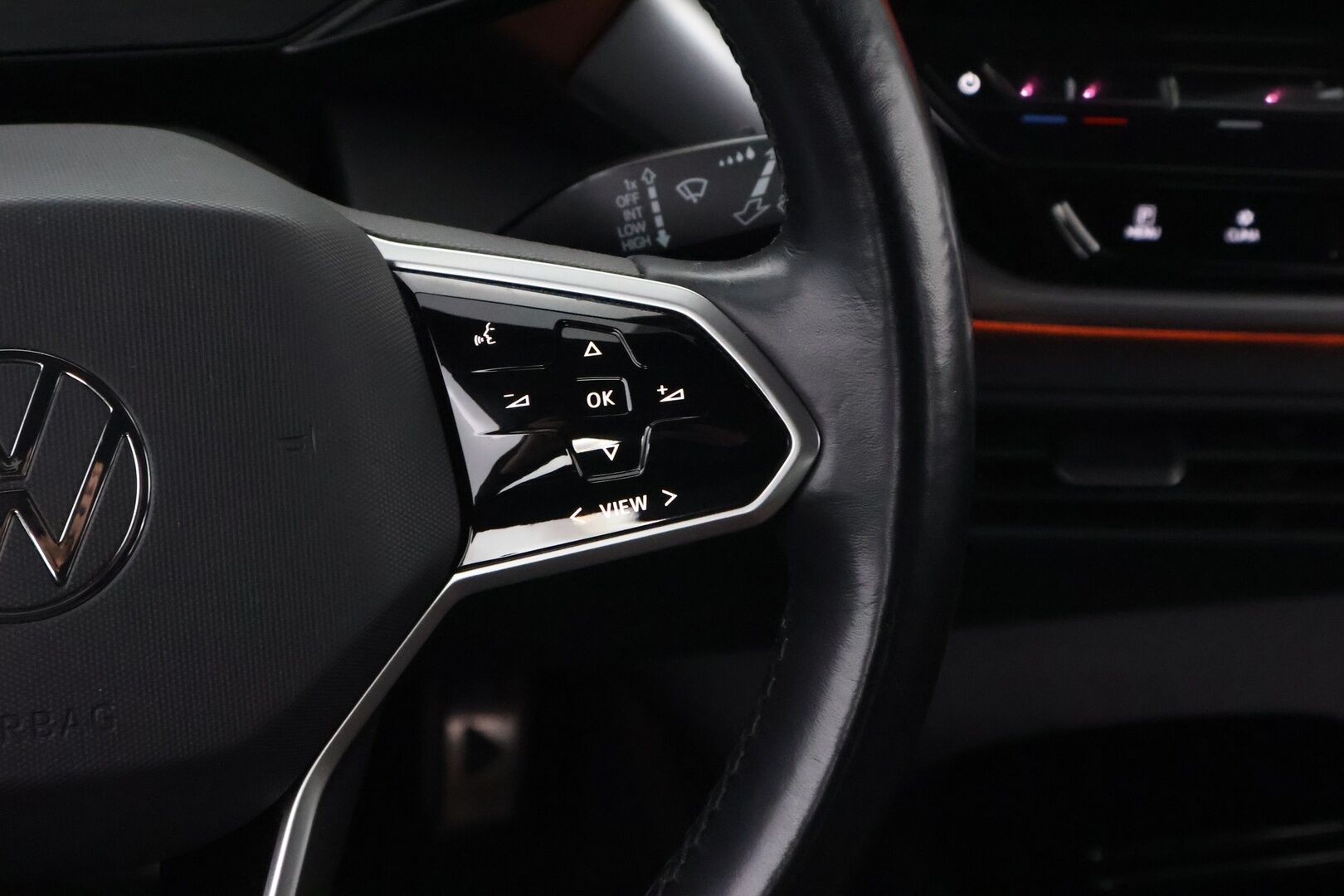 Volkswagen ID.4 2021 Pro Performance 150 kW, akku 77 kWh * Lämpöpumppu / Adapt.Vakkari / Peruutuskamera / Nahka-Alcantara / Matrix LED - Suomiauto / Hiljattain huollettu / 2x Renkaat aluvantein!