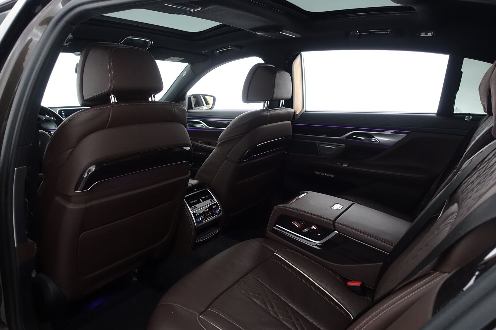 BMW 740 2017 G12 Sedan 740Le iPerformance A xDrive M-Sport - | DAP | HUD | H&K | Laser | | Hierovat & Ilmastoidut Comfort Muistinahat | Panorama | Ilma-alusta | Soft Close | 360° | Comfort Access | Individual | Innovation | Digimittaristo |