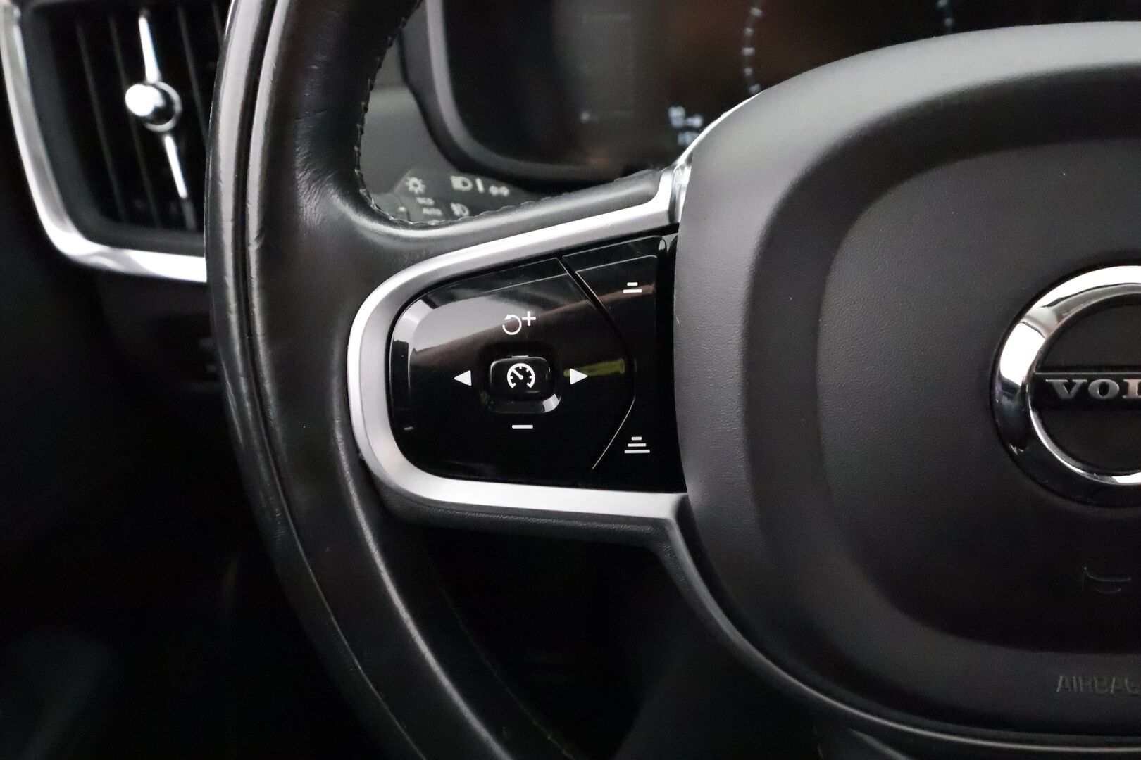 Volvo V90 2018 D3 Business aut - | ACC | Webasto | P.kamera | Pilot Assist | LED | Lämm. ratti | Lämm. takapenkit | High Perf. Audio | Apple & Android | 2x renkaat aluin | Huoltokirja | 