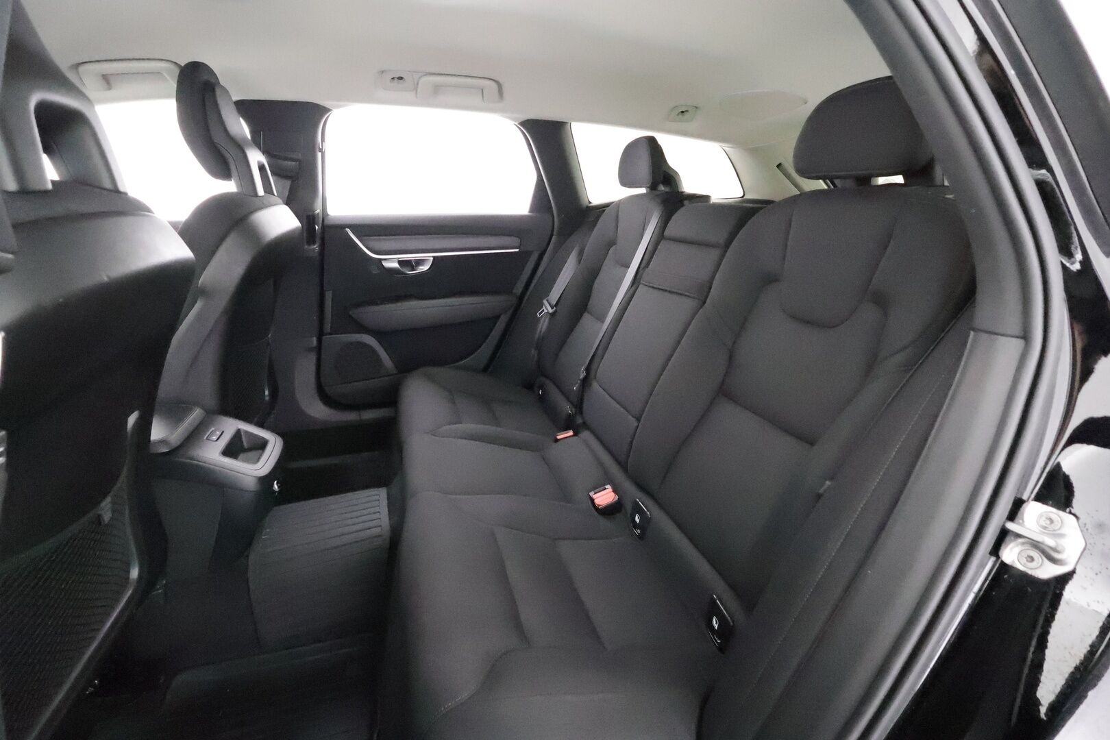 Volvo V90 2018 D3 Business aut - | ACC | Webasto | P.kamera | Pilot Assist | LED | Lämm. ratti | Lämm. takapenkit | High Perf. Audio | Apple & Android | 2x renkaat aluin | Huoltokirja | 