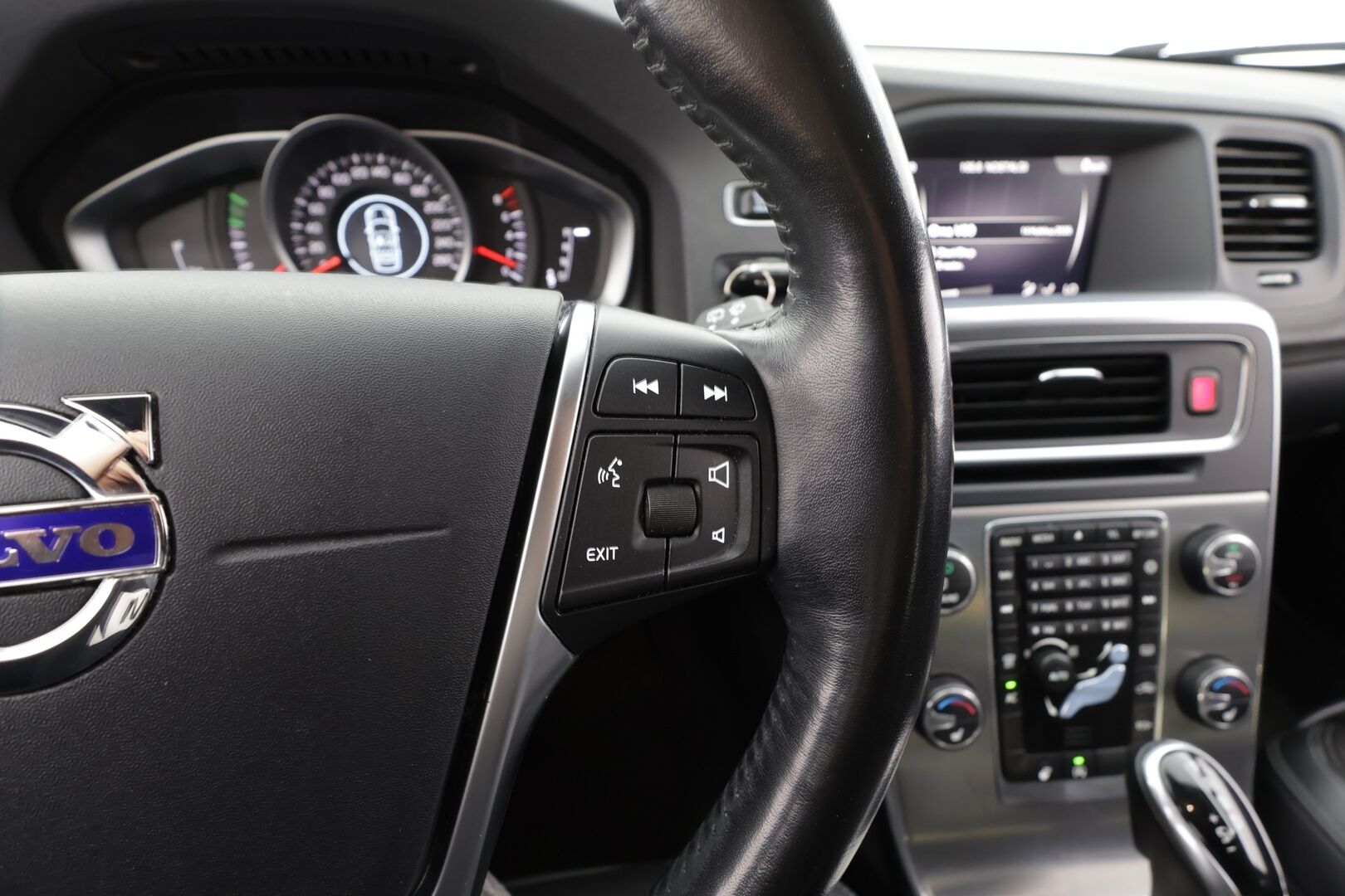 Volvo V60 2018 T3 Business aut * Webasto / Xenon / P.Tutka / Navi / Vakkari / Bluetooth * - Kahdet renkaat aluvanteilla - HULLUT AVAJAISHULINAT KORKOTARJOUS 3,29 %