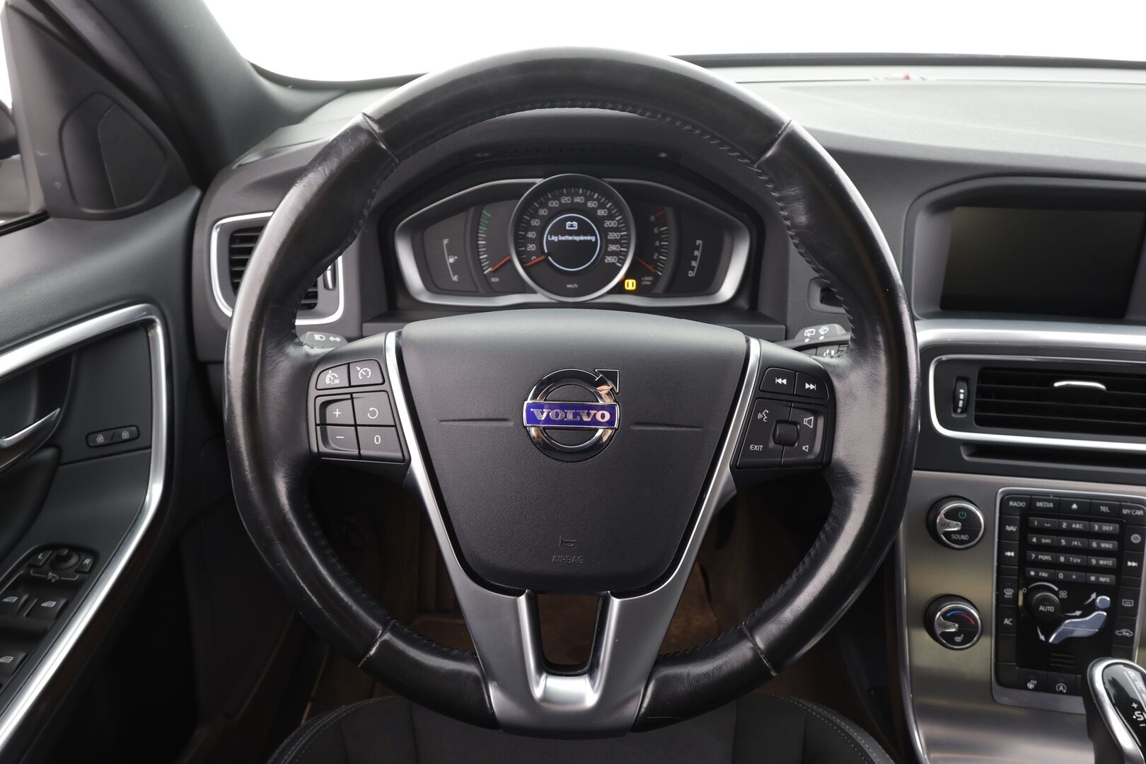 Volvo V60 2018 T3 Business aut * Webasto / Xenon / P.Tutka / Navi / Vakkari / Bluetooth * - Kahdet renkaat aluvanteilla - HULLUT AVAJAISHULINAT KORKOTARJOUS 3,29 %