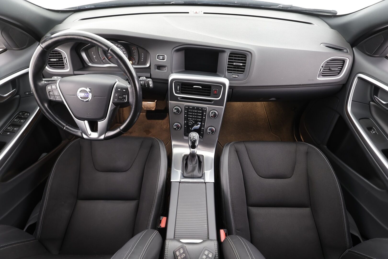 Volvo V60 2018 T3 Business aut * Webasto / Xenon / P.Tutka / Navi / Vakkari / Bluetooth * - Kahdet renkaat aluvanteilla - HULLUT AVAJAISHULINAT KORKOTARJOUS 3,29 %